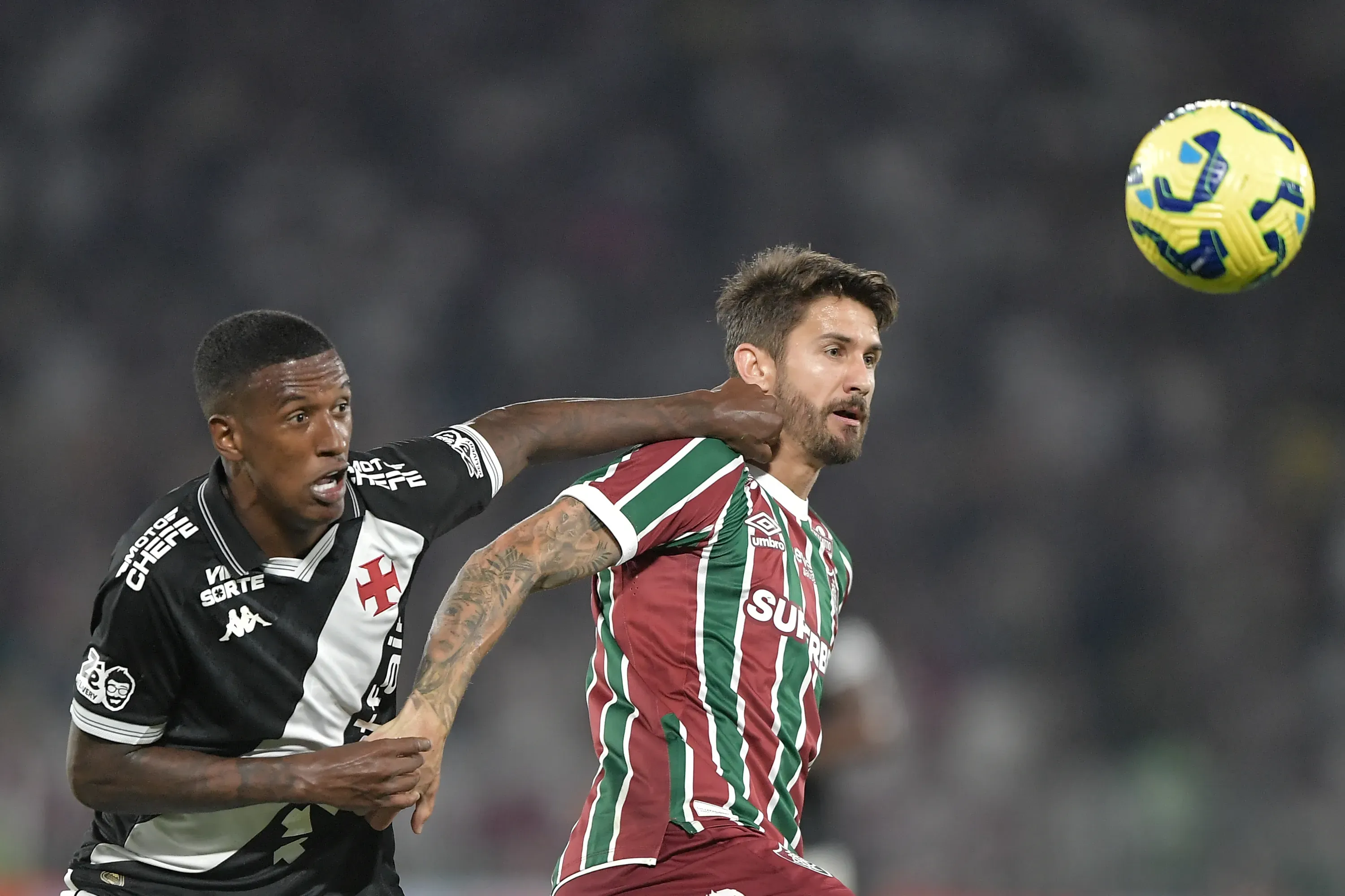 Everaldo disputa a bola com Robert Renan em Vasco x Fluminense. Foto: Thiago Ribeiro/AGIF