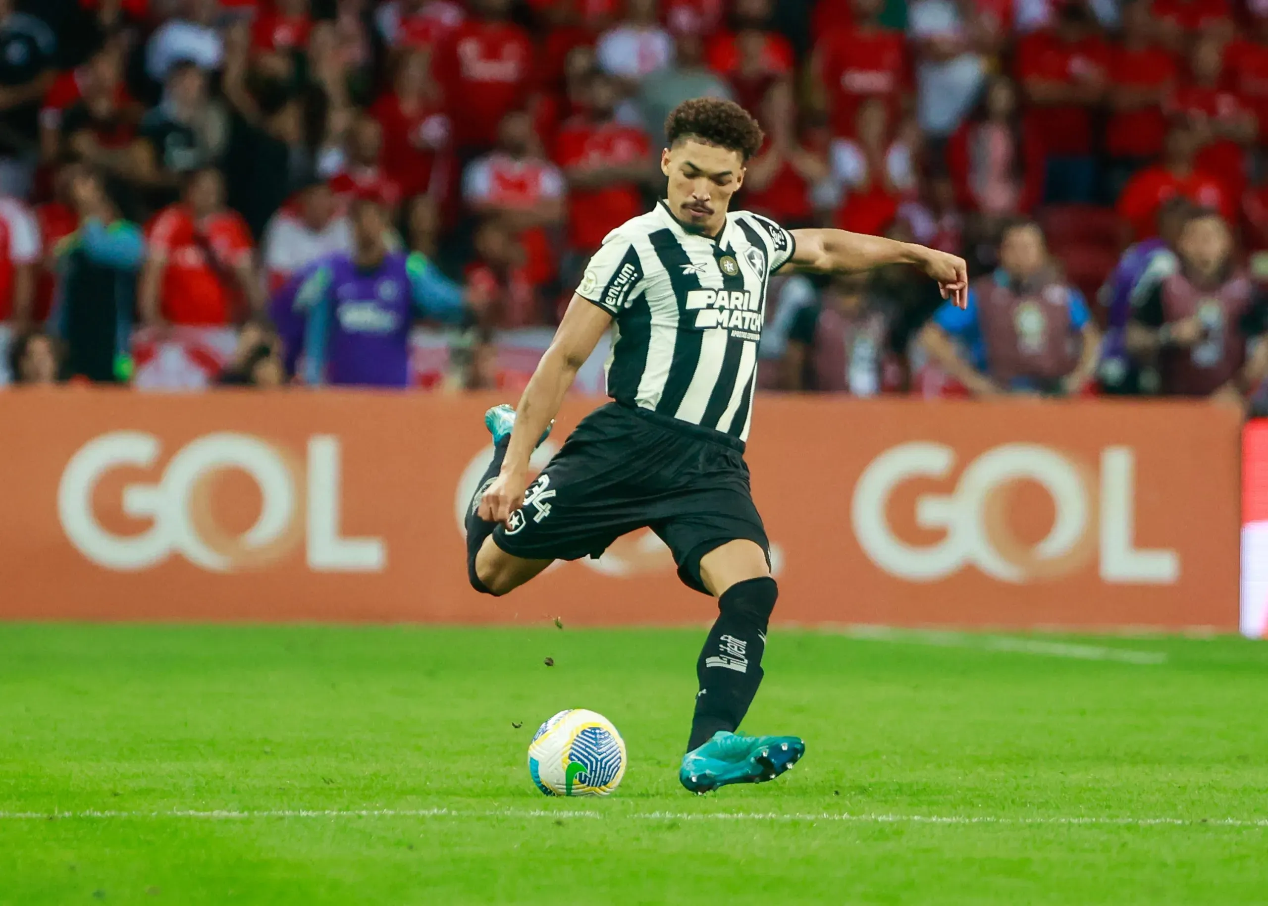 Adryelson durante partida entre Internacional e Botafogo no Campeonato Brasileiro de 2024. Foto: Luiz Erbes/AGIF