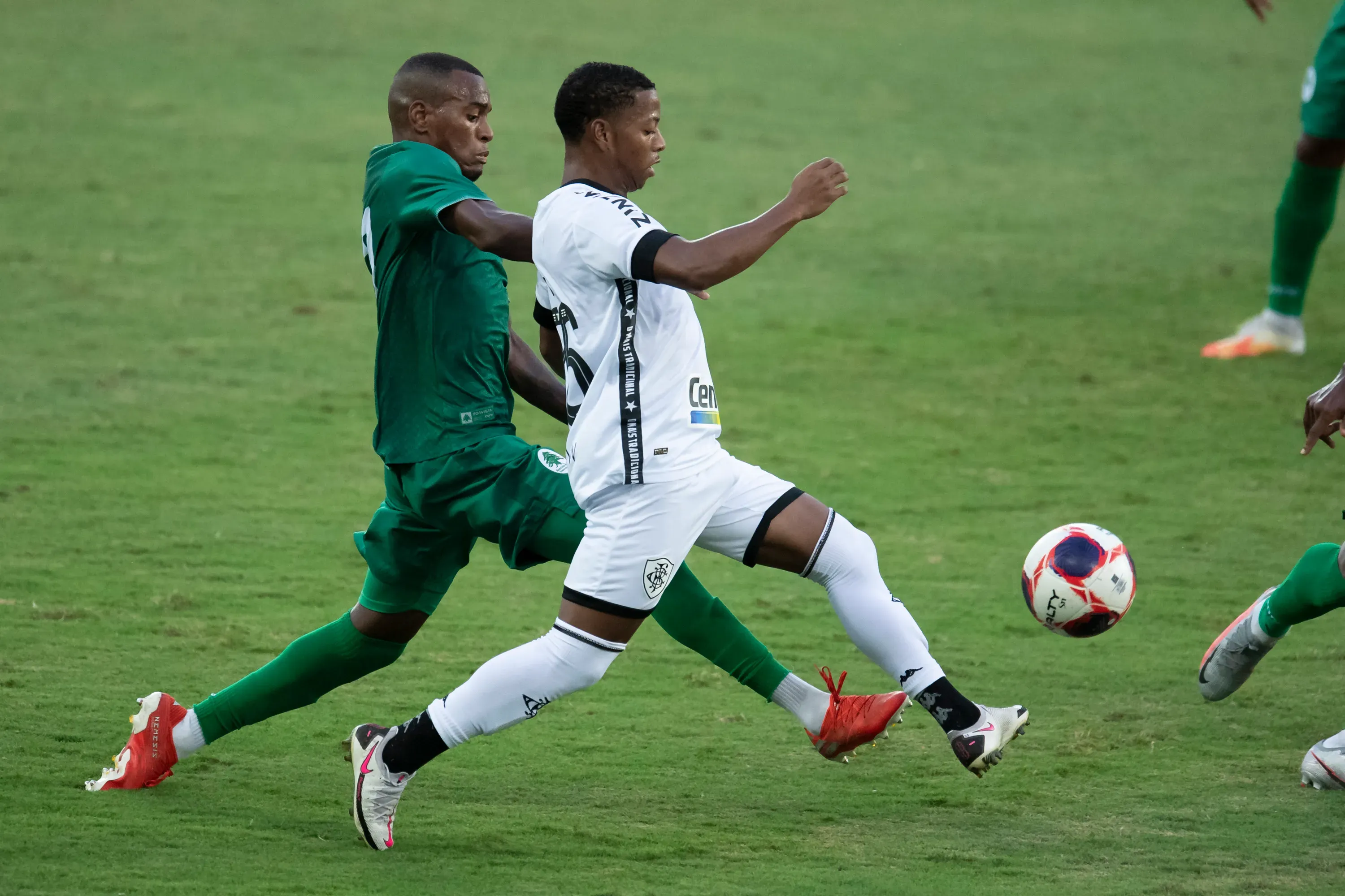 Ênio em ação pelo Botafogo no início da carreira. Foto: Jorge Rodrigues/AGIF