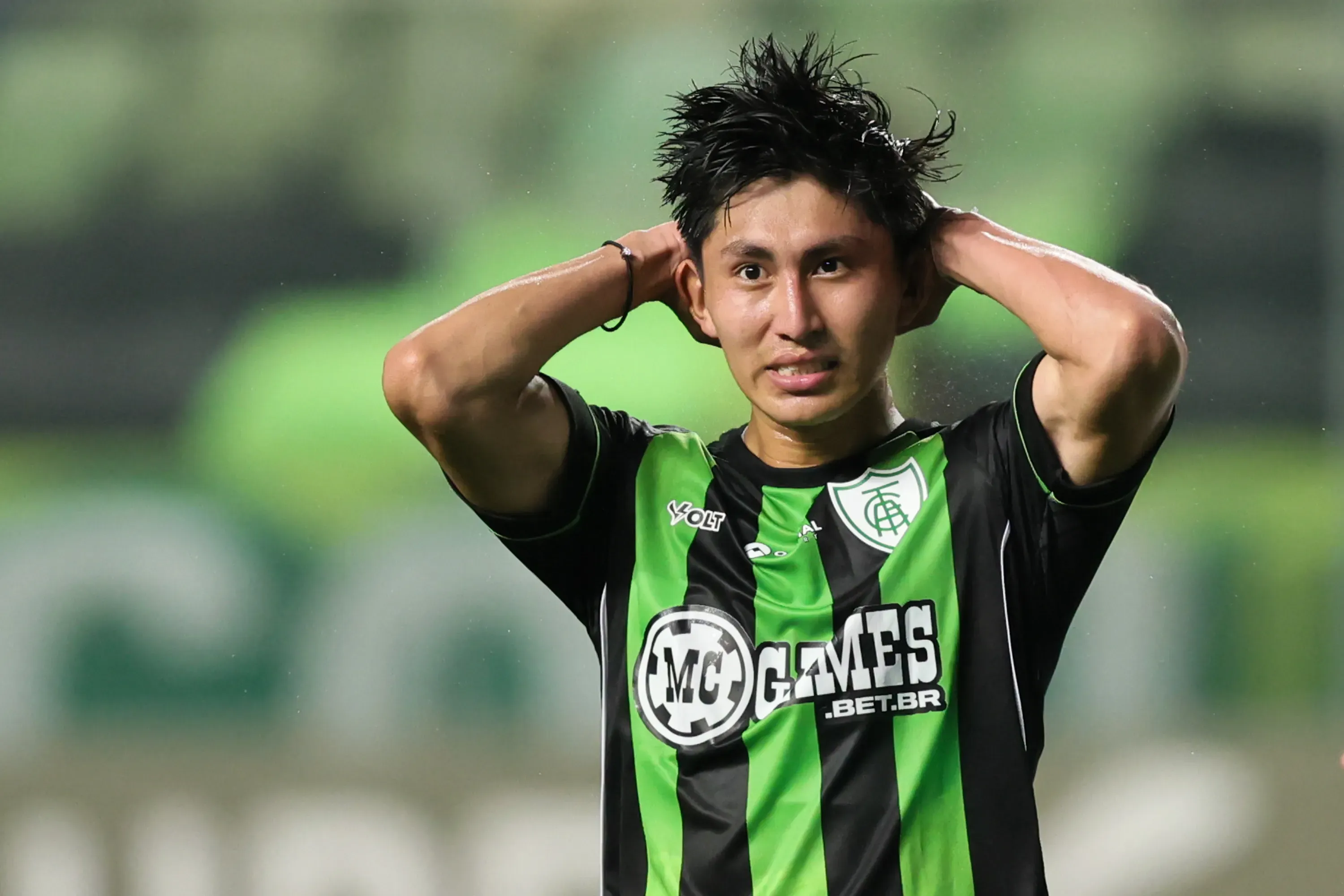 MG – BELO HORIZONTE – 03/11/2025 – BRASILEIRO B 2025, AMERICA-MG X NOVORIZONTINO – Miguelito jogador do America-MG lamenta durante partida contra o Novorizontino no estadio Independencia pelo campeonato Brasileiro B 2025. Foto: Gilson Lobo/AGIF