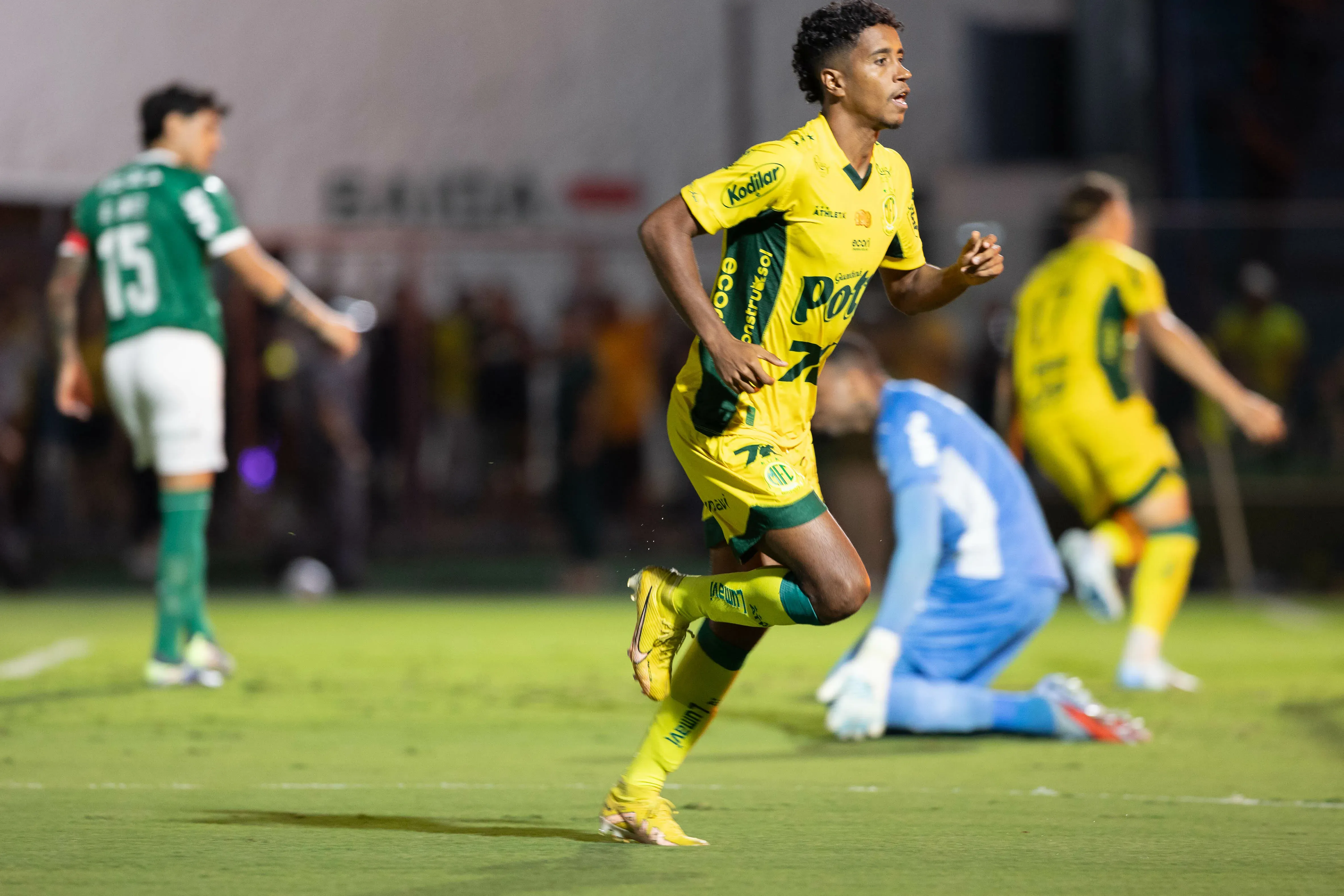 Gabriel comemorando gol durante partida contra o Palmeiras no Campeonato Brasileiro de 2025. Foto: Joisel Amaral/AGIF