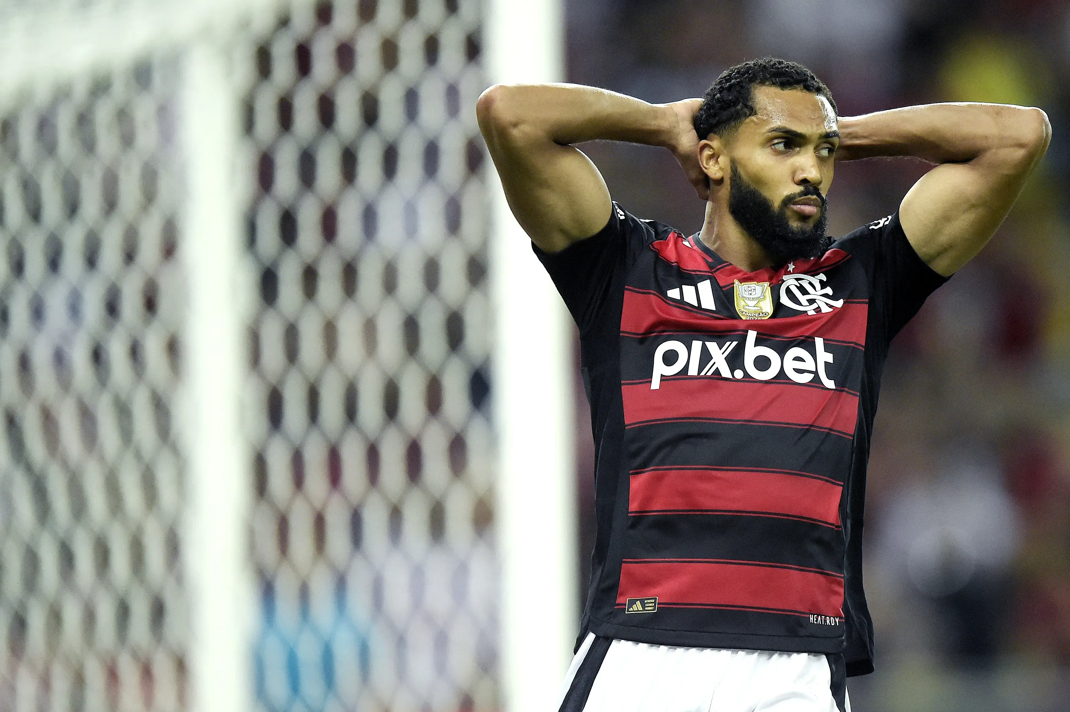 Juninho jogador do Flamengo lamenta durante partida contra o Internacional no estadio Maracana pelo campeonato Brasileiro A 2025. Foto: Alexandre Loureiro/AGIF