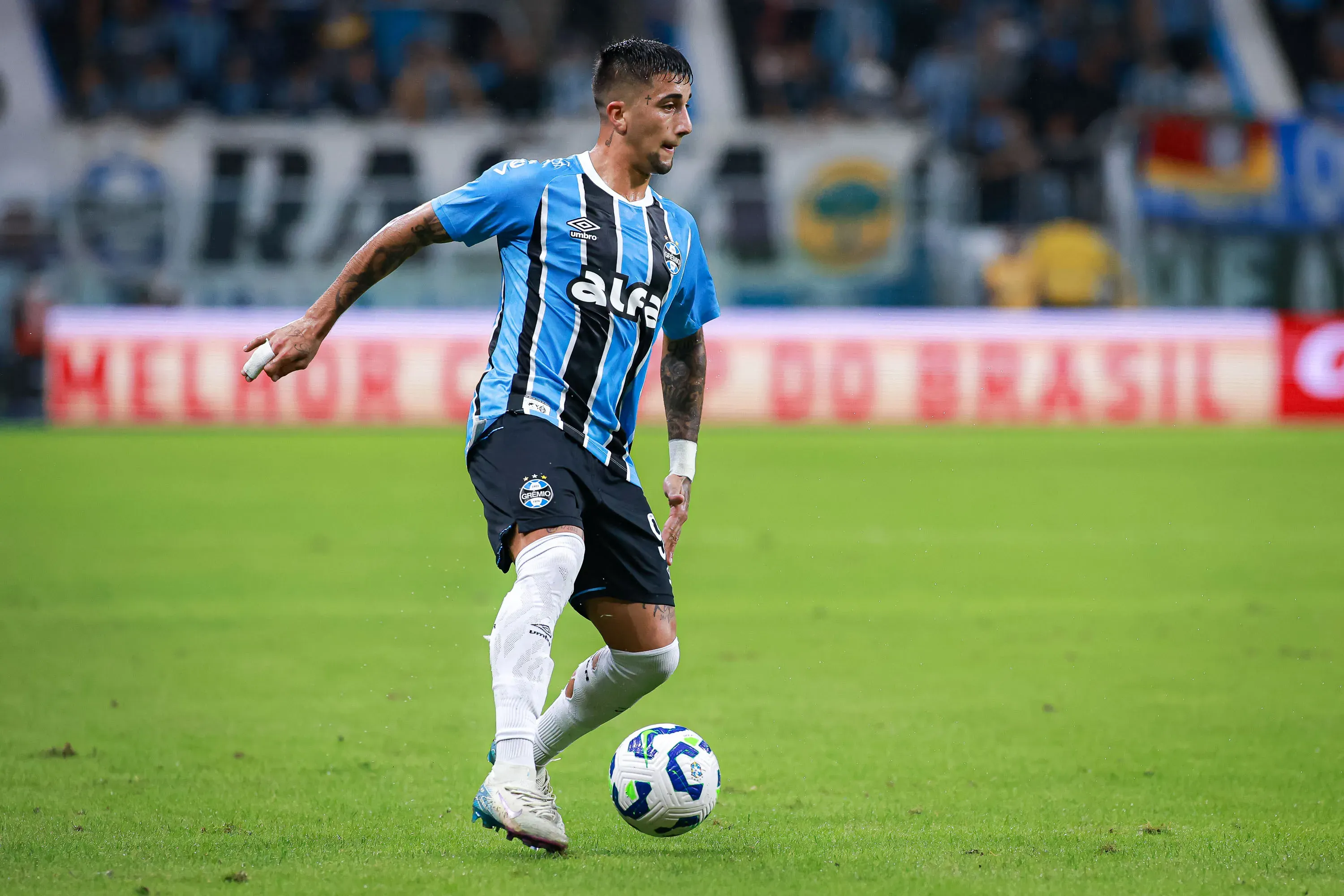 Cristian Olivera, jogador do Grêmio, durante partida contra o CSA – Foto: Maxi Franzoi/AGIF