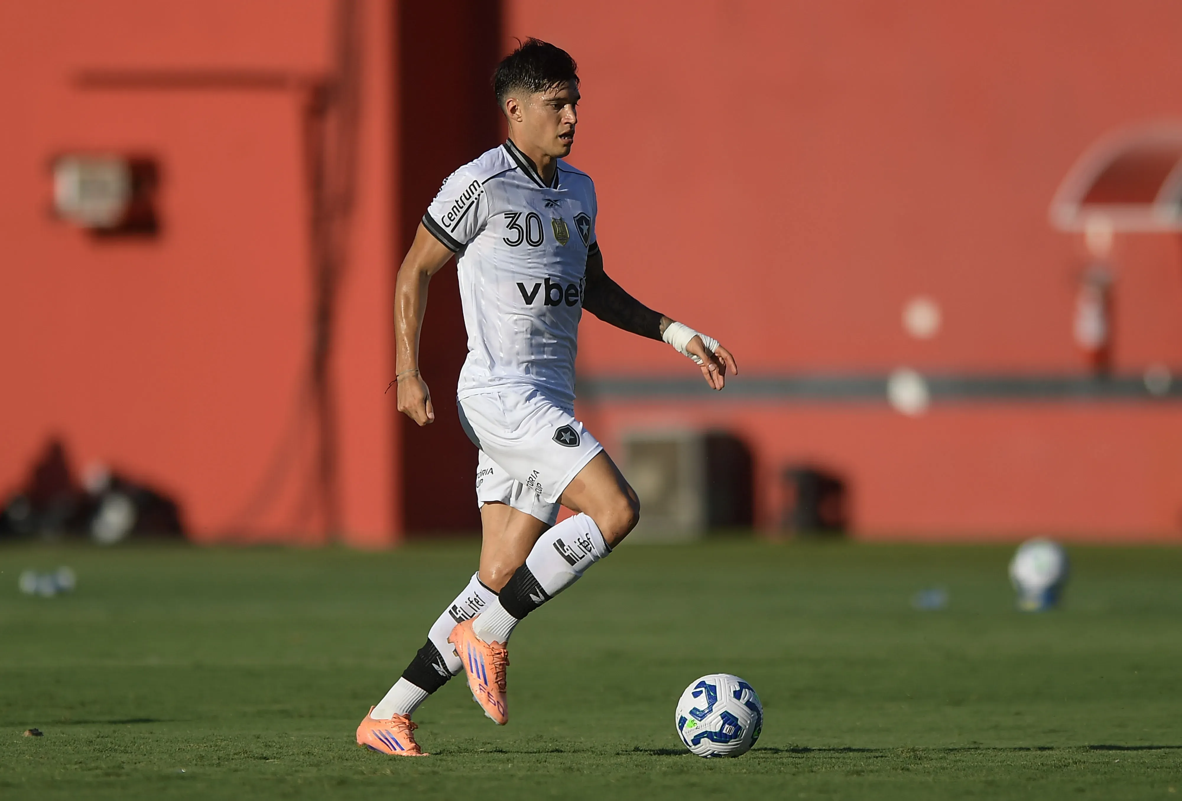 Joaquin Correa jogador do Botafogo durante partida contra o Vitoria no estadio Barradao pelo campeonato Brasileiro A 2025. Foto: Jhony Pinho/AGIF