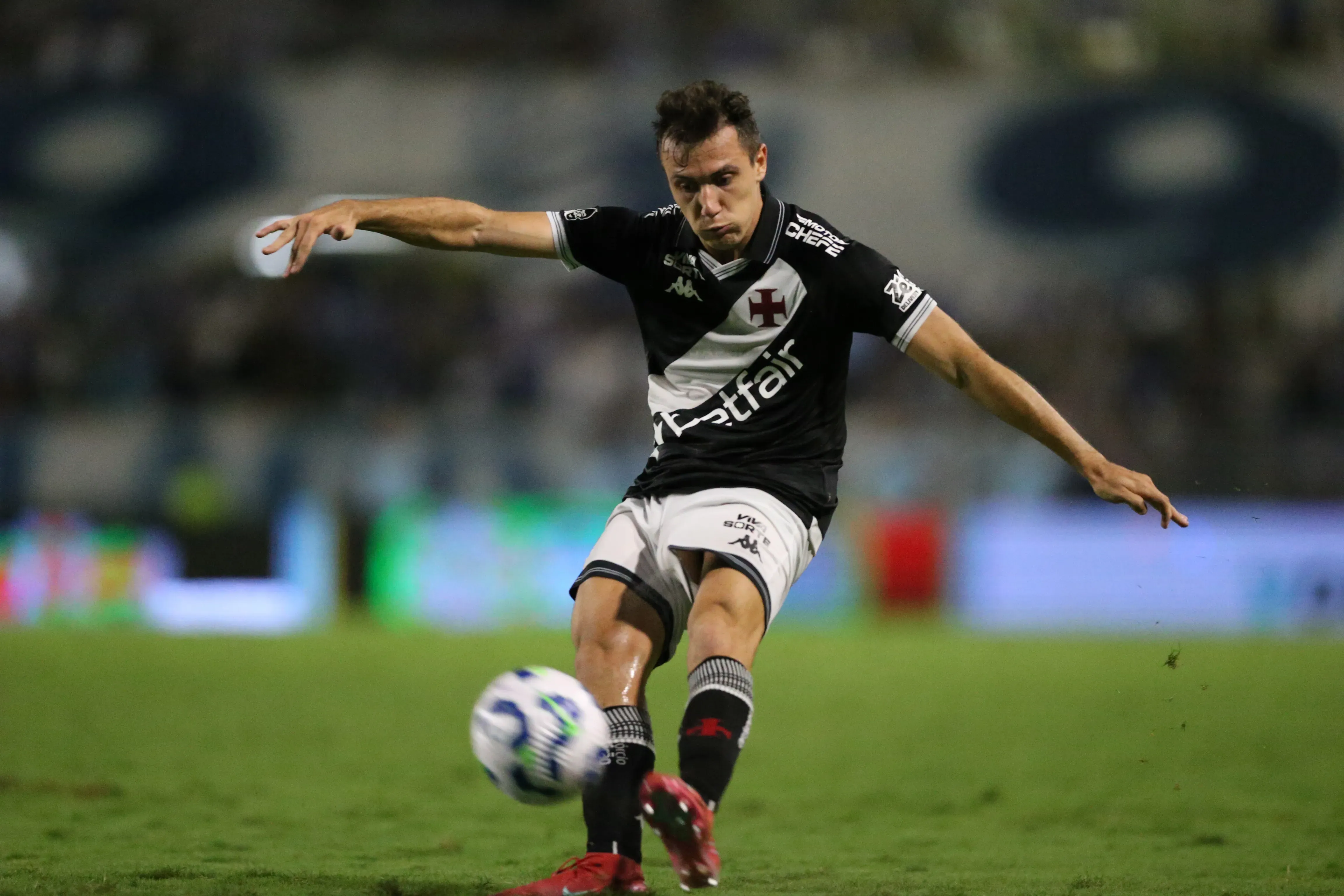 Lucas Píton atuando pelo Vasco em 2025 – Foto: Marlon Costa/AGIF