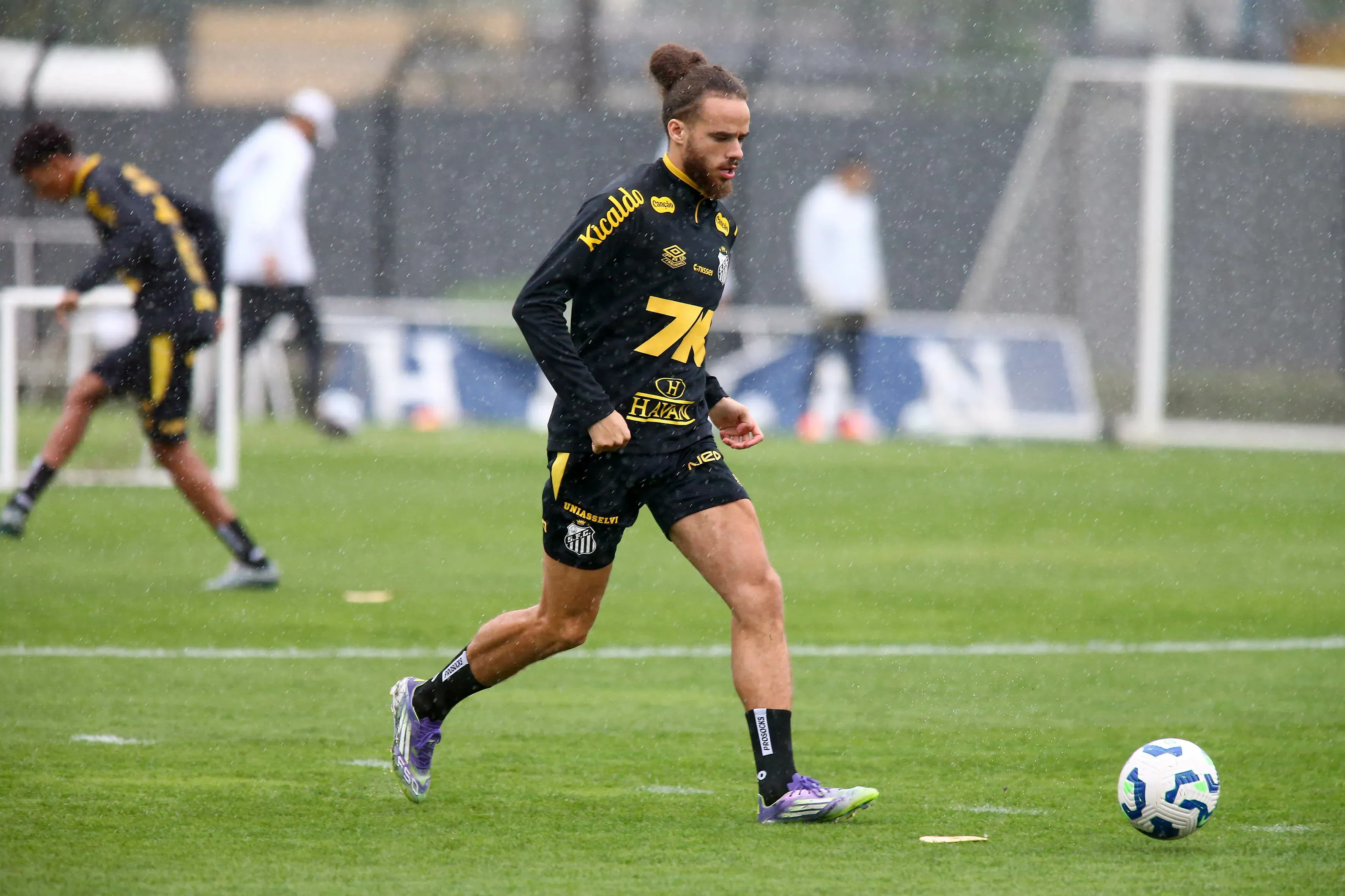 Billal Brahim,i jogador do Santos, durante treino no Centro de Treinamento CT Rei Pele – Foto: Mauricio De Souza/AGIF
