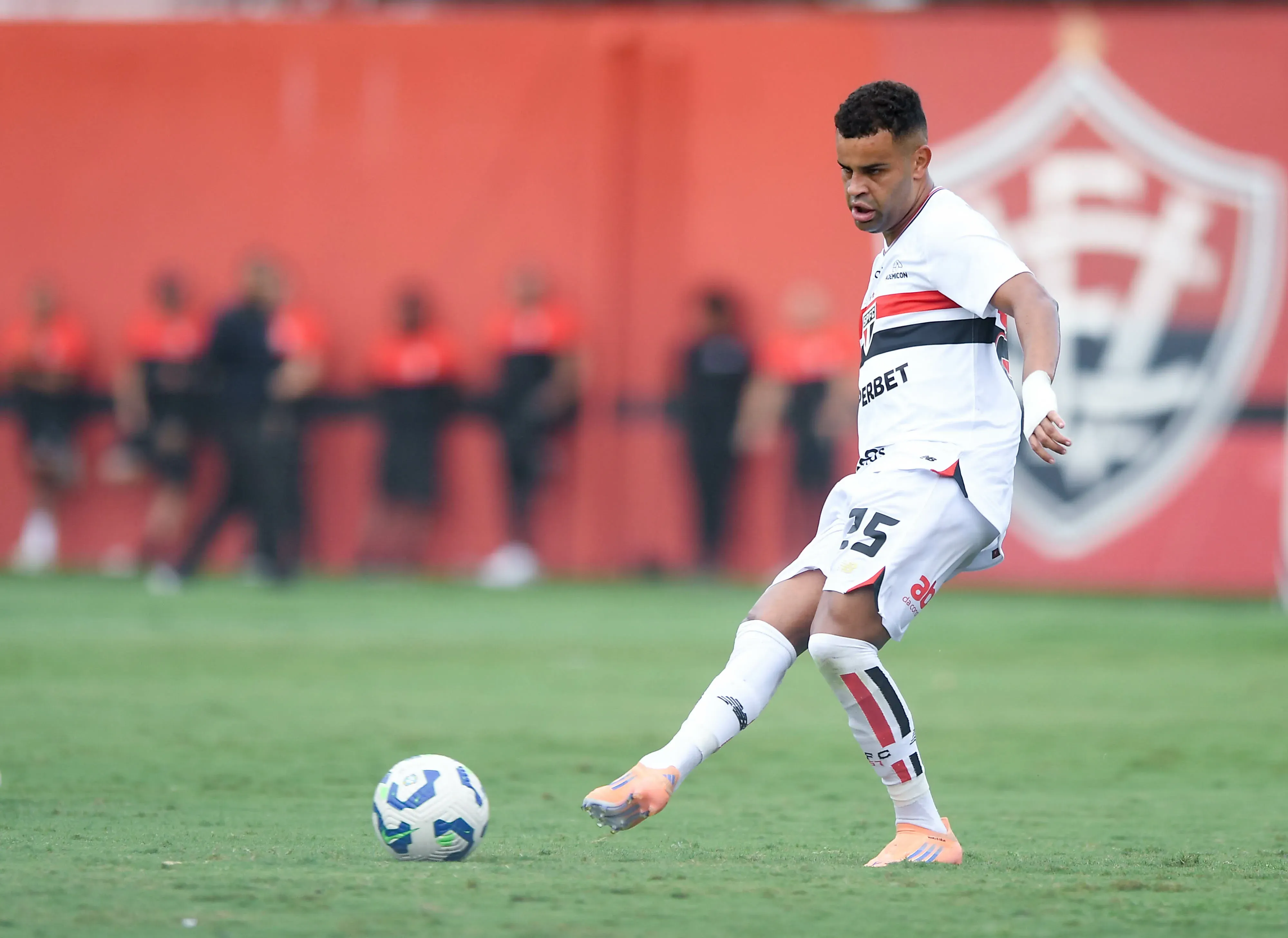 Alisson atuando em Vitória x São Paulo – Foto: Jhony Pinho/AGIF