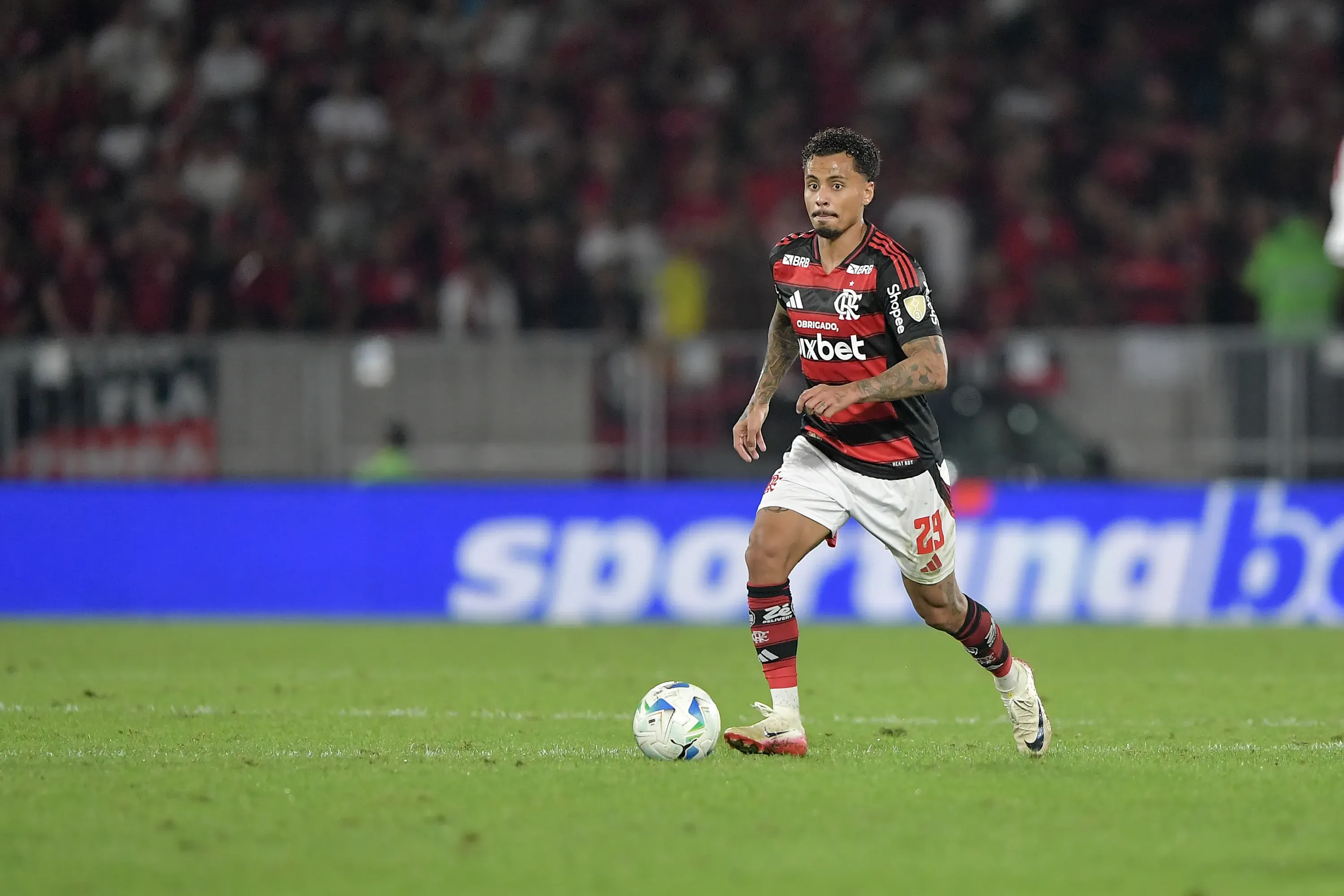 Allan jogador do Flamengo durante partida contra o Internacional no estadio Maracana pelo campeonato Copa Libertadores 2025. Foto: Thiago Ribeiro/AGIF