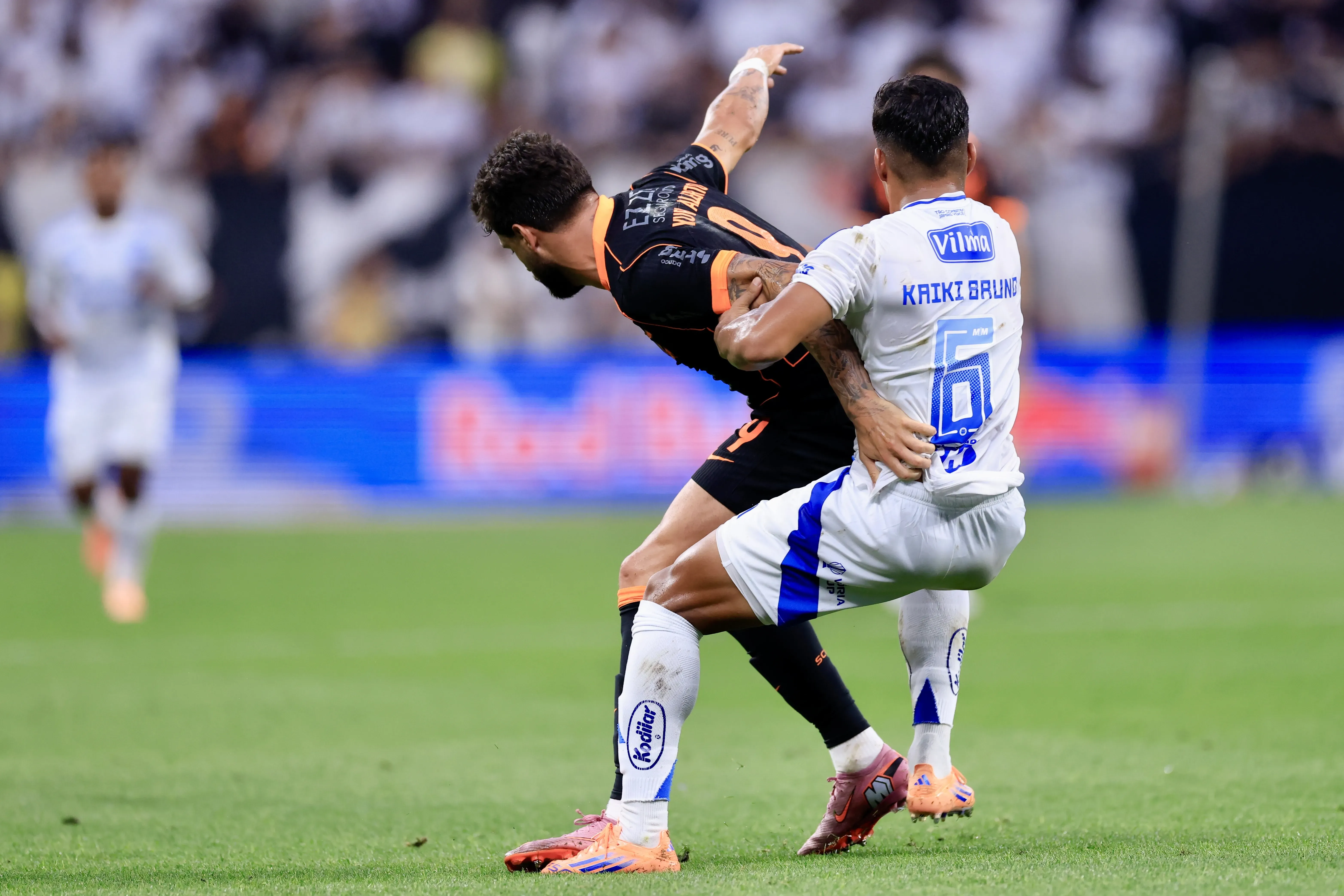 SP – SAO PAULO – 14/12/2025 – COPA DO BRASIL 2025, CORINTHIANS X CRUZEIRO – Yuri Alberto jogador do Corinthians disputa lance com Kaiki Bruno jogador do Cruzeiro durante partida no estadio Arena Corinthians pelo campeonato Copa Do Brasil 2025. Foto: Marcello Zambrana/AGIF