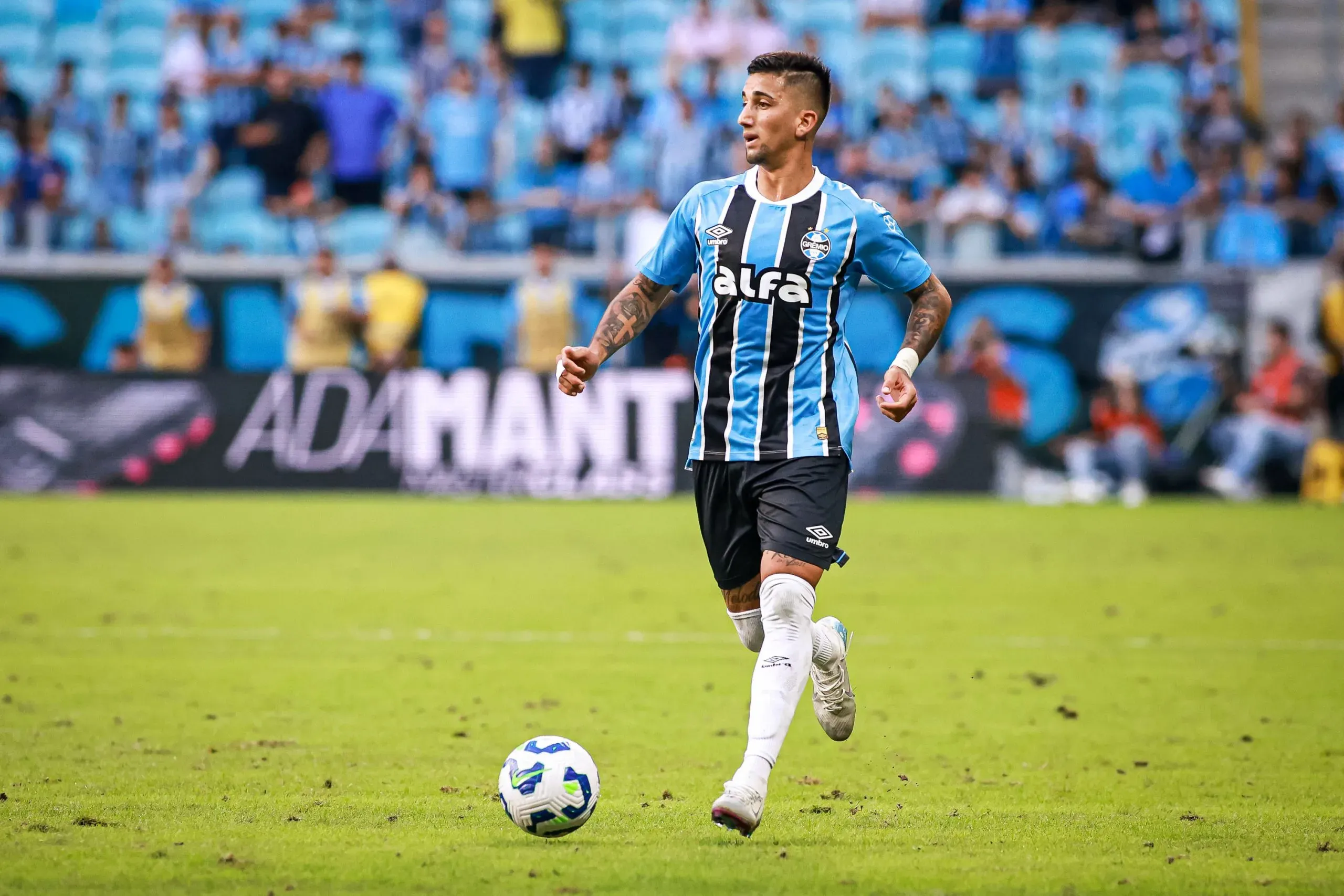 Cristian Olivera jogador do Gremio durante partida contra o Santos no estadio Arena do Gremio pelo campeonato Brasileiro A 2025. Foto: Maxi Franzoi/AGIF