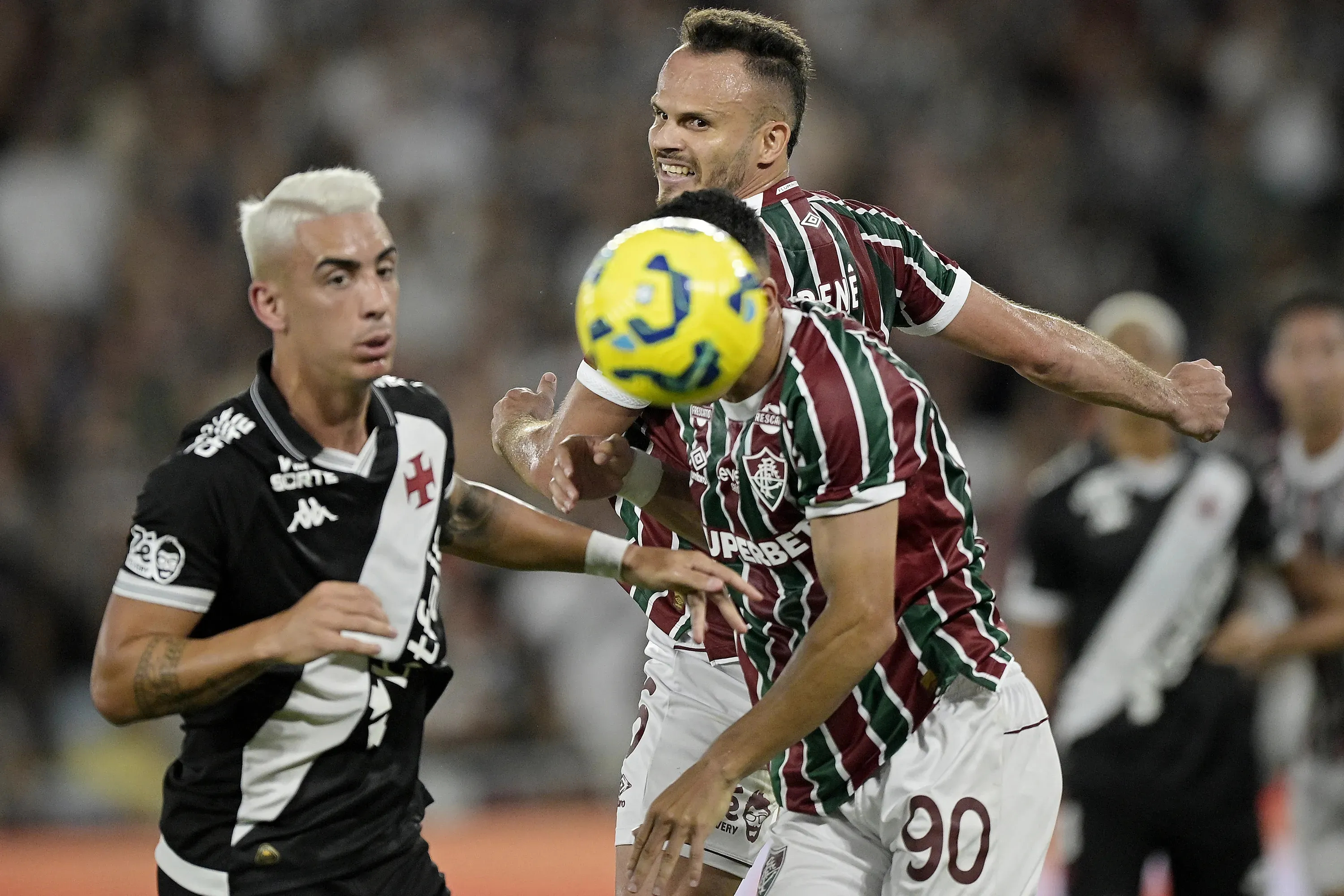 Rene jogador do Fluminense disputa lance com Puma Rodriguez jogador do Vasco durante partida no estadio Maracana pelo campeonato Copa Do Brasil 2025. Foto: Alexandre Loureiro/AGIF