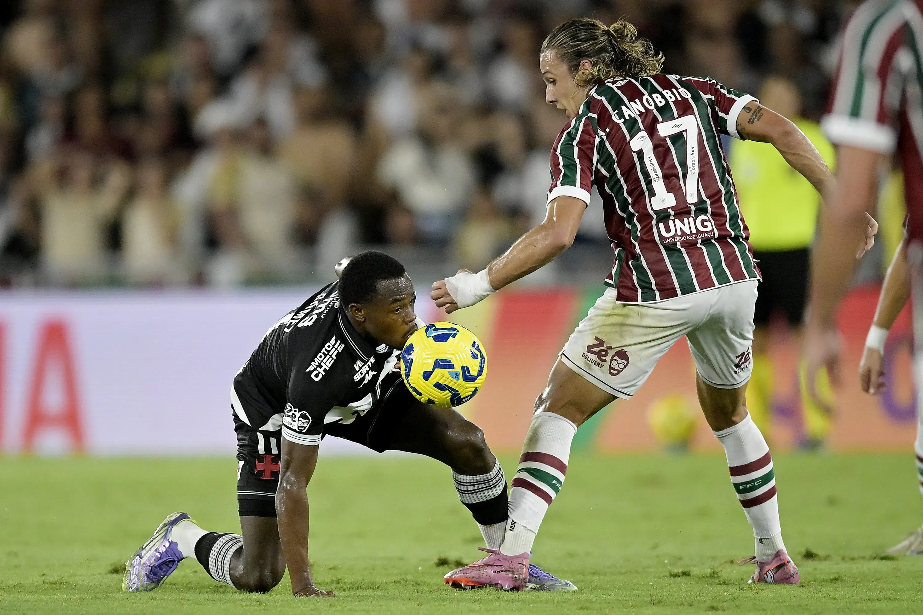 RJ – RIO DE JANEIRO – 14/12/2025 – COPA DO BRASIL 2025, FLUMINENSE X VASCO – Canobbio jogador do Fluminense disputa lance com Andres Gomez jogador do Vasco durante partida no estadio Maracana pelo campeonato Copa Do Brasil 2025. Foto: Alexandre Loureiro/AGIF