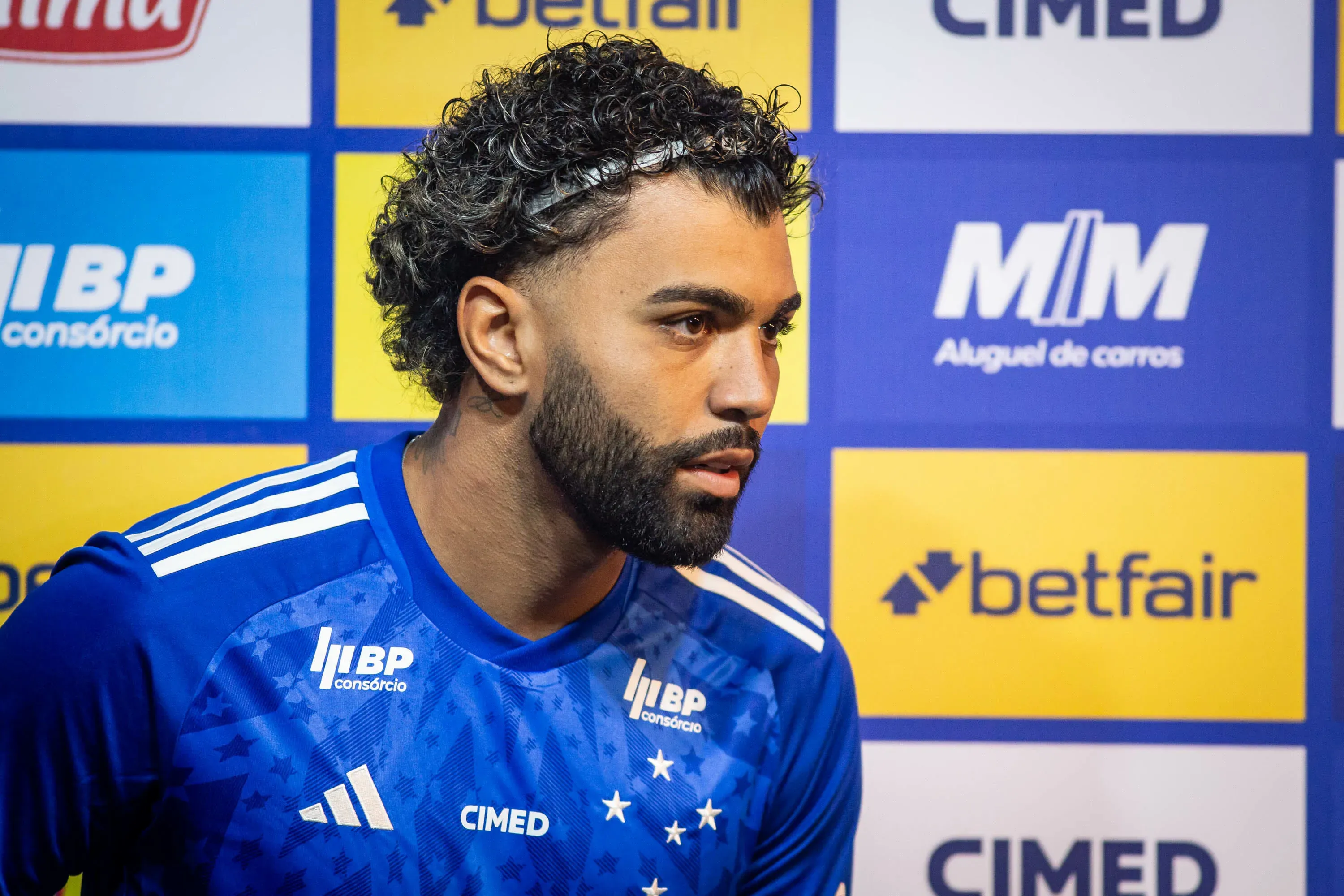 MG – BELO HORIZONTE – 04/01/2025 – CRUZEIRO, APRESENTACAO GABIGOL – Gabigol durante sua apresentacao oficial como jogador do Cruzeiro em coletiva de imprensa realizada no Mineirao. Foto: Fernando Moreno/AGIF