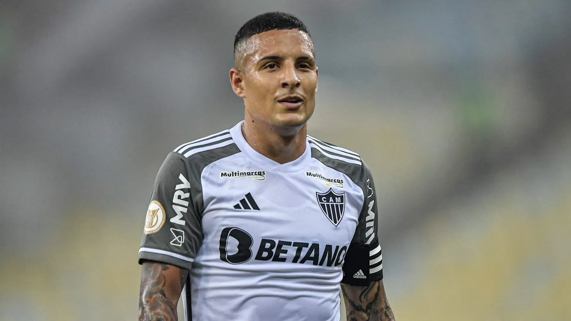 Atlético0MG encaminha com Juninho Capixaba (Imagem: Thiago Ribeiro/AGIF)