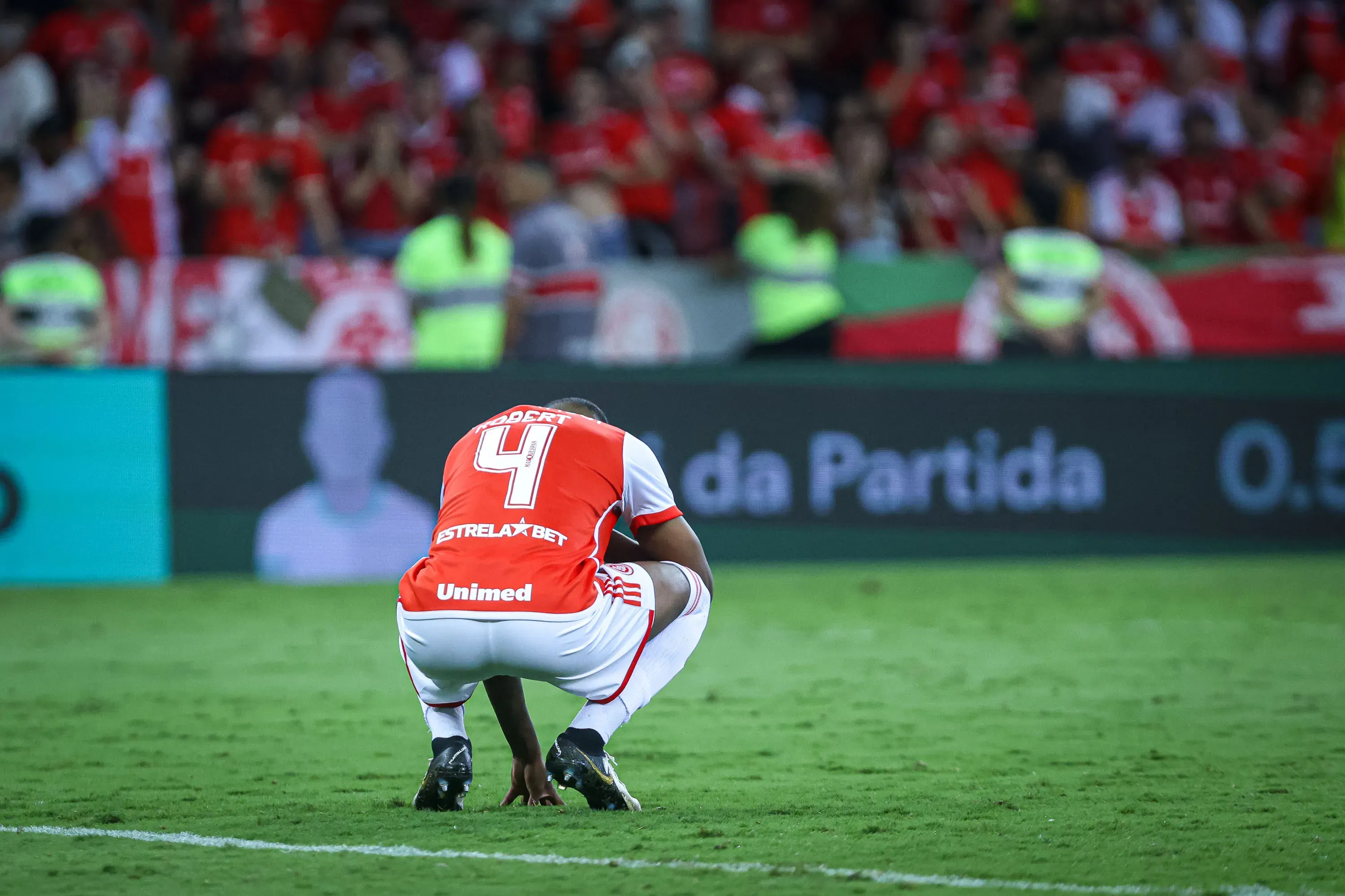 Robert Renan jogador do Internacional lamenta cobranca de penalti perdida em decisao durante partida contra o Juventude no estadio Beira-Rio pelo campeonato Gaucho 2024. Foto: Maxi Franzoi/AGIF