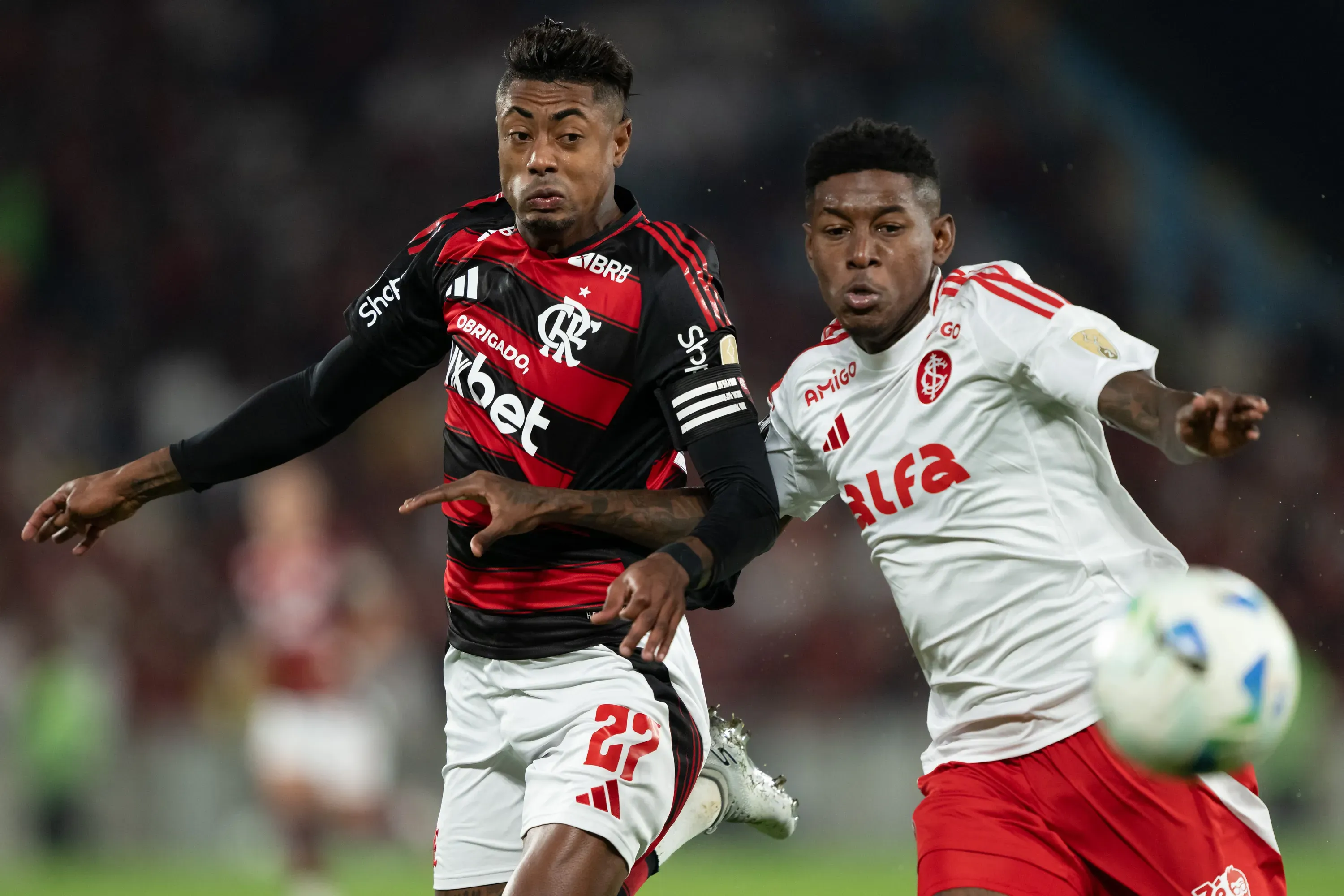 Bruno Henrique jogador do Flamengo disputa lance com Vitao jogador do Internacional durante partida no estadio Maracana pelo campeonato Copa Libertadores 2025. Foto: Jorge Rodrigues/AGIF
