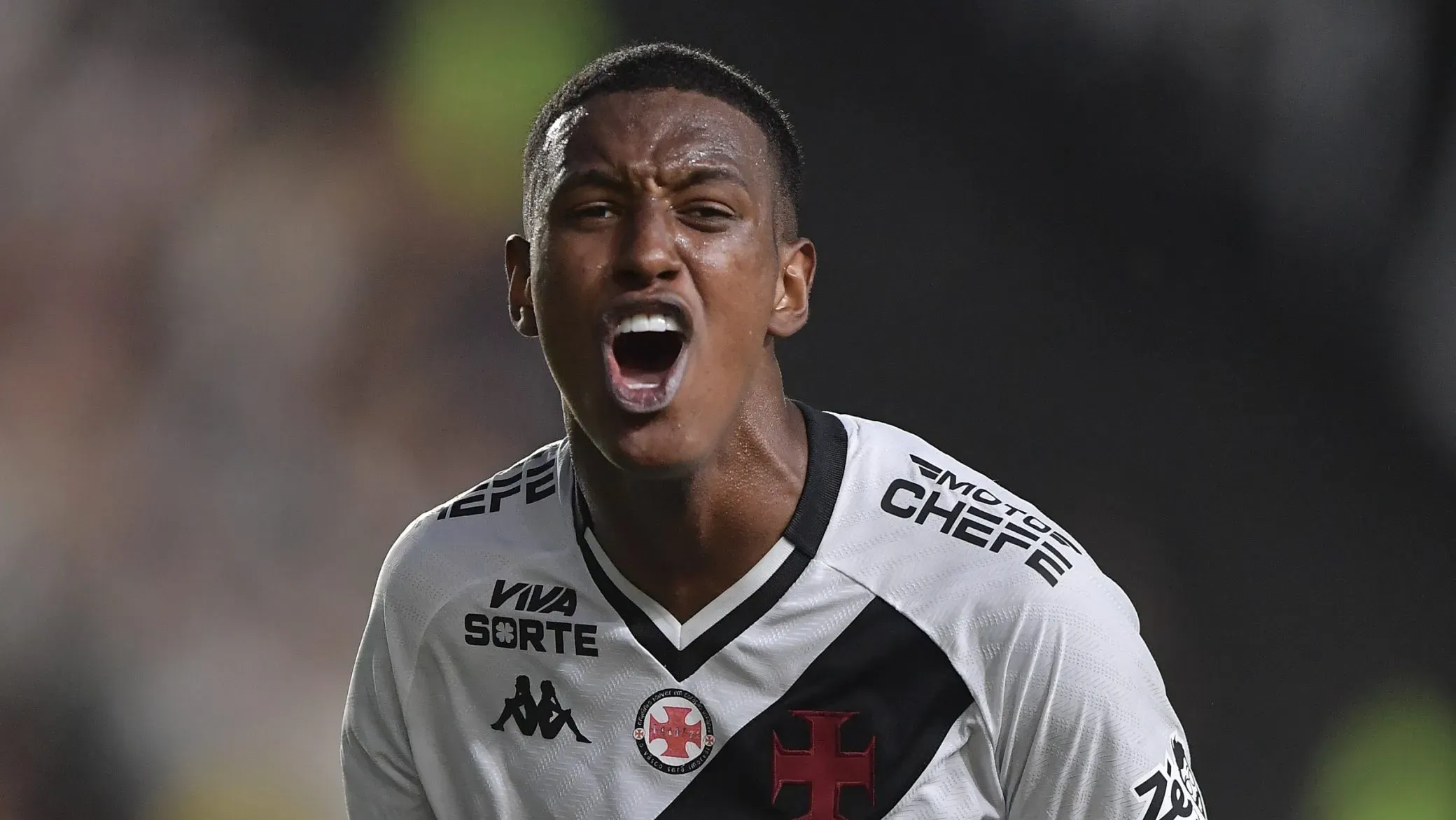 Robert Renan durante partida contra o Vitória no Campeonato Brasileiro de 2025. Foto: Thiago Ribeiro/AGIF