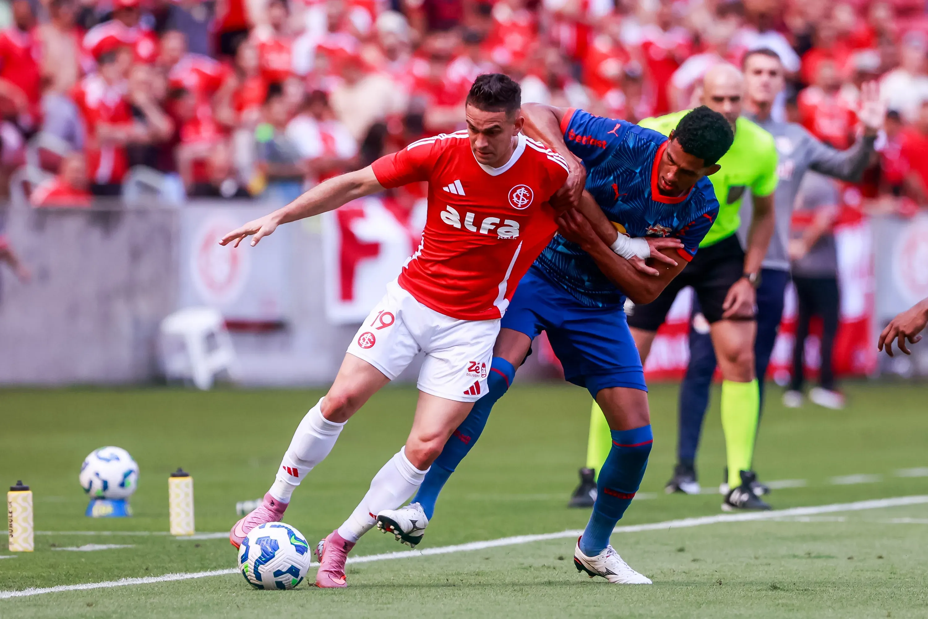 RS – PORTO ALEGRE – 07/12/2025 – BRASILEIRO A 2025, INTERNACIONAL X BRAGANTINO – Borre jogador do Internacional durante partida contra o Bragantino no estadio Beira-Rio pelo campeonato Brasileiro A 2025. Foto: Luiz Erbes/AGIF