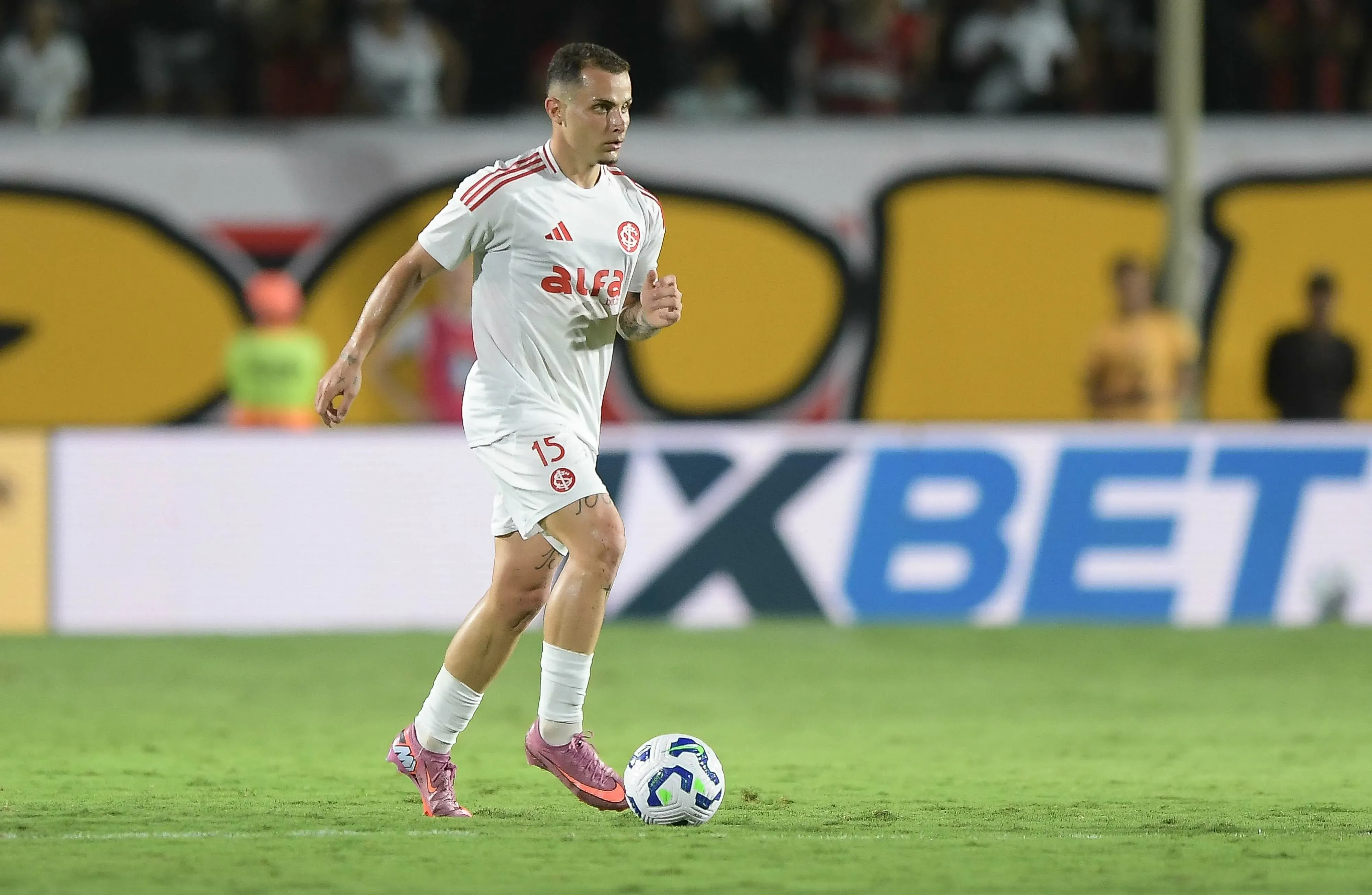 Bruno Gomes durante partida contra o Vitória no Campeonato Brasileiro de 2025. Foto: Jhony Pinho/AGIF