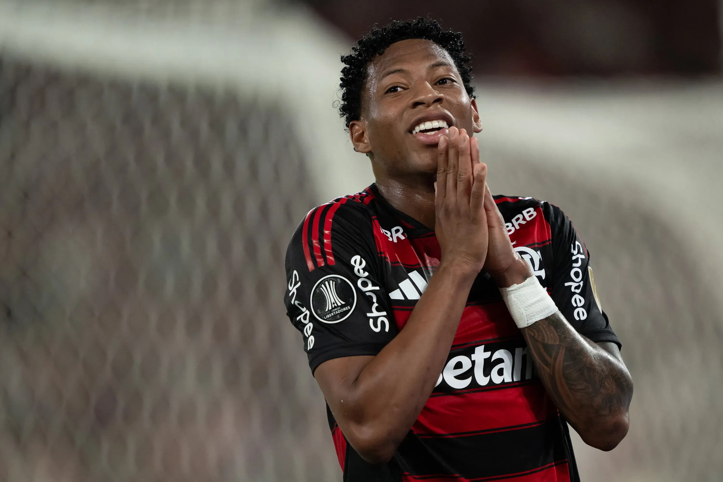 RJ – RIO DE JANEIRO – 18/09/2025 – COPA LIBERTADORES 2025, FLAMENGO X ESTUDIANTES – Plata jogador do Flamengo lamenta durante partida contra o Estudiantes no estadio Maracana pelo campeonato Copa Libertadores 2025. Foto: Jorge Rodrigues/AGIF