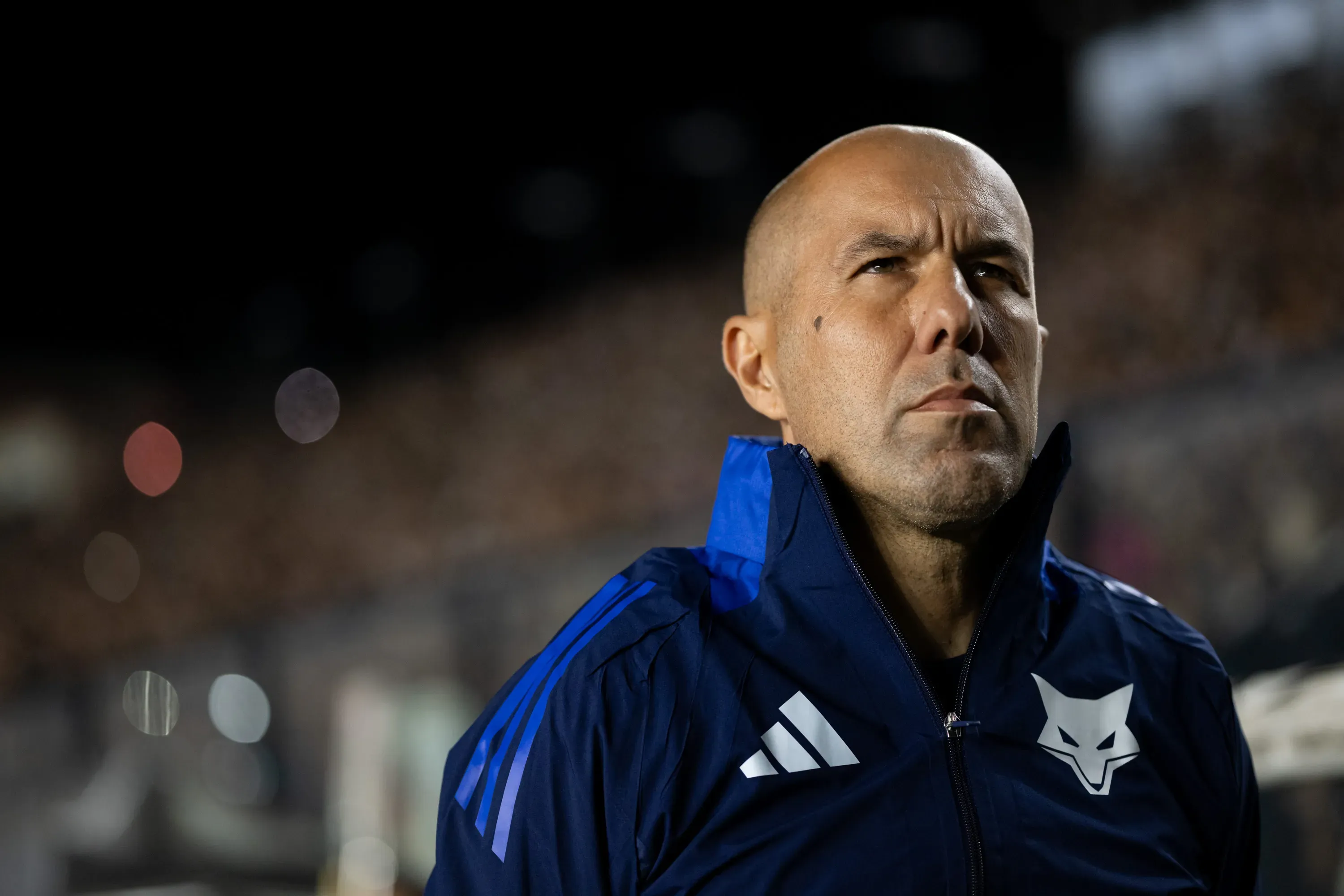 Leonardo Jardim durante partida contra o Vasco no Campeonato Brasileiro de 2025. Foto: Jorge Rodrigues/AGIF