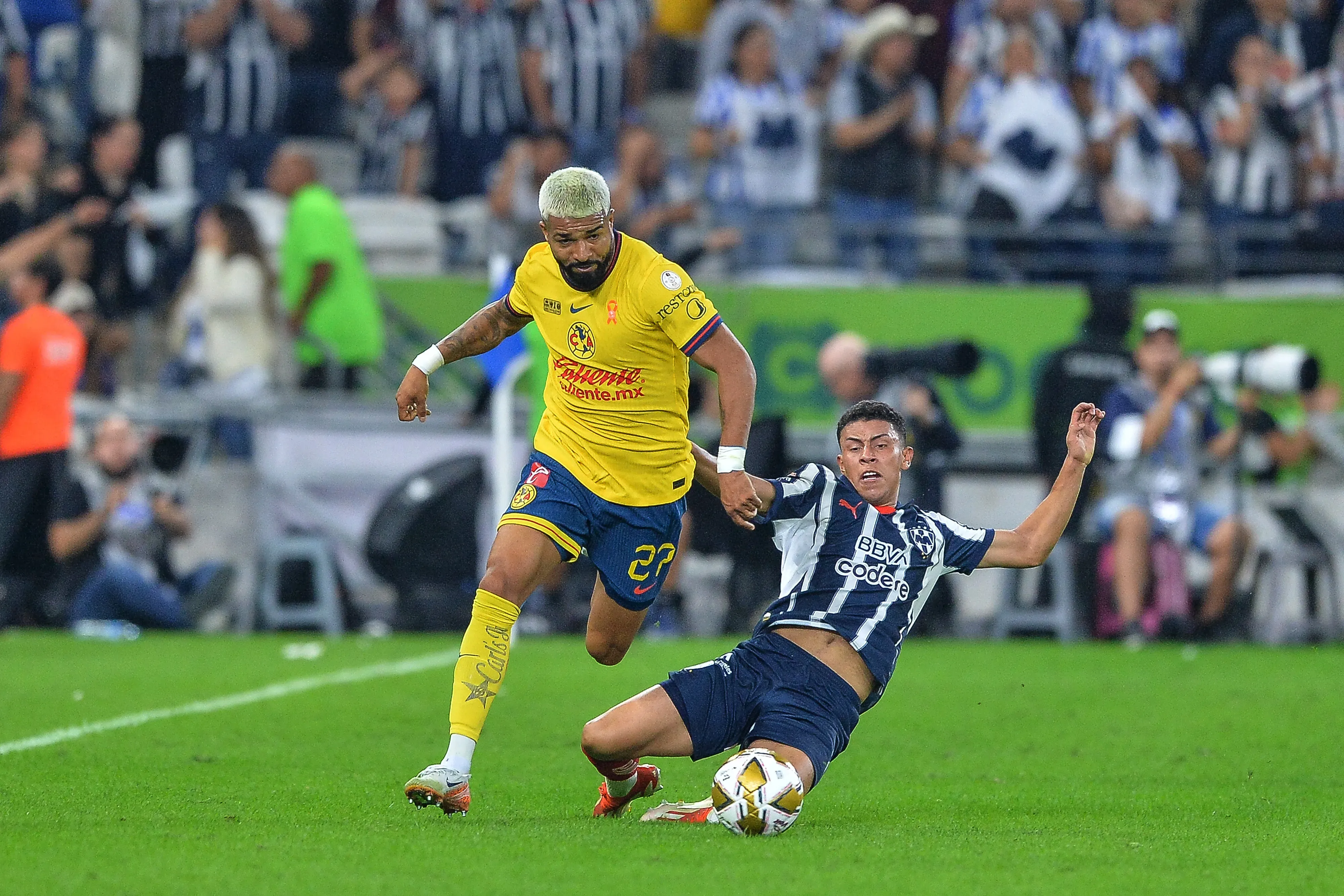 Johan Rojas em clássico do futebol mexicano. (Photo by Azael Rodriguez/Getty Images)