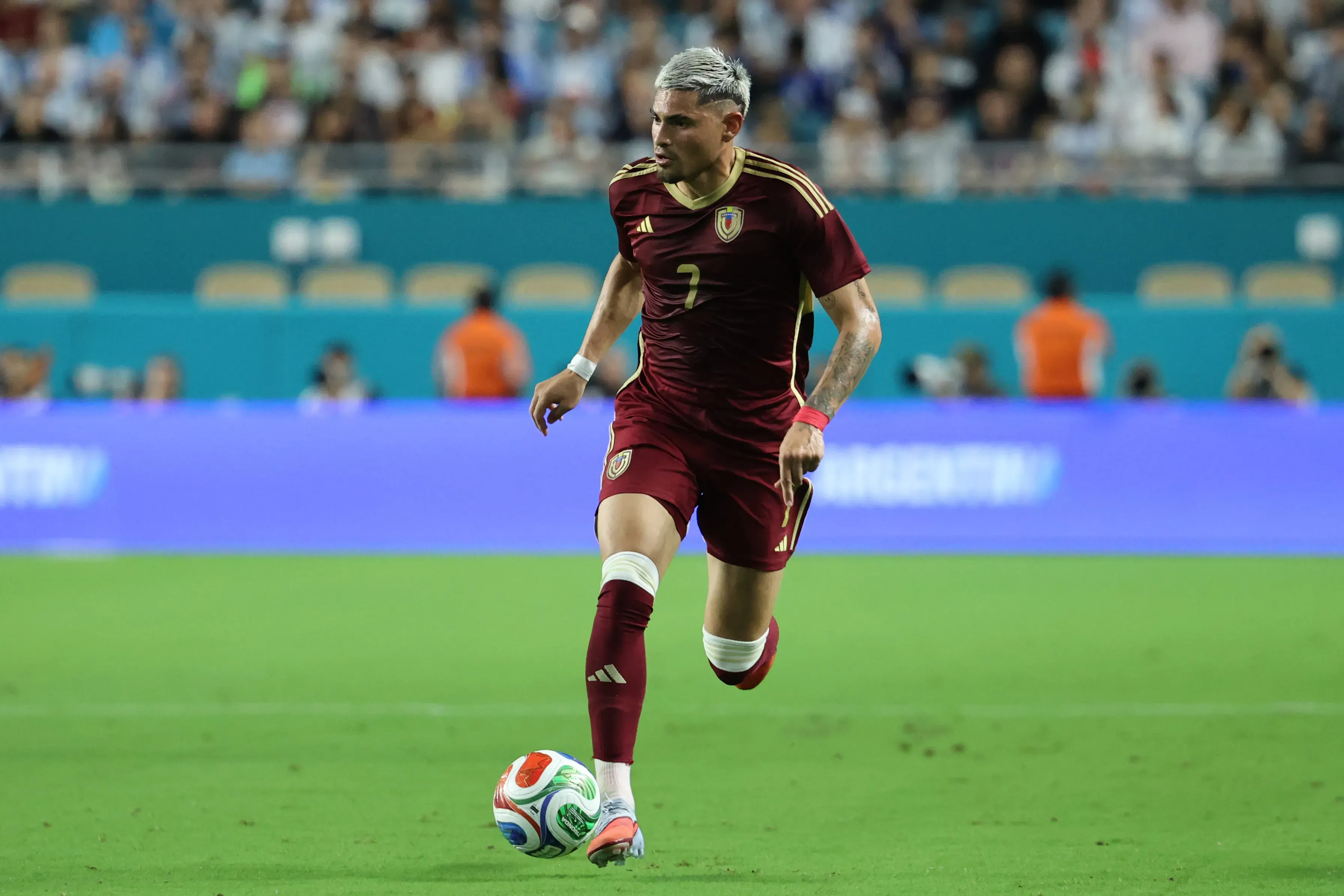 Gleiker Mendoza atuando na Seleção da Venezuela – (Photo by Leonardo Fernandez/Getty Images)