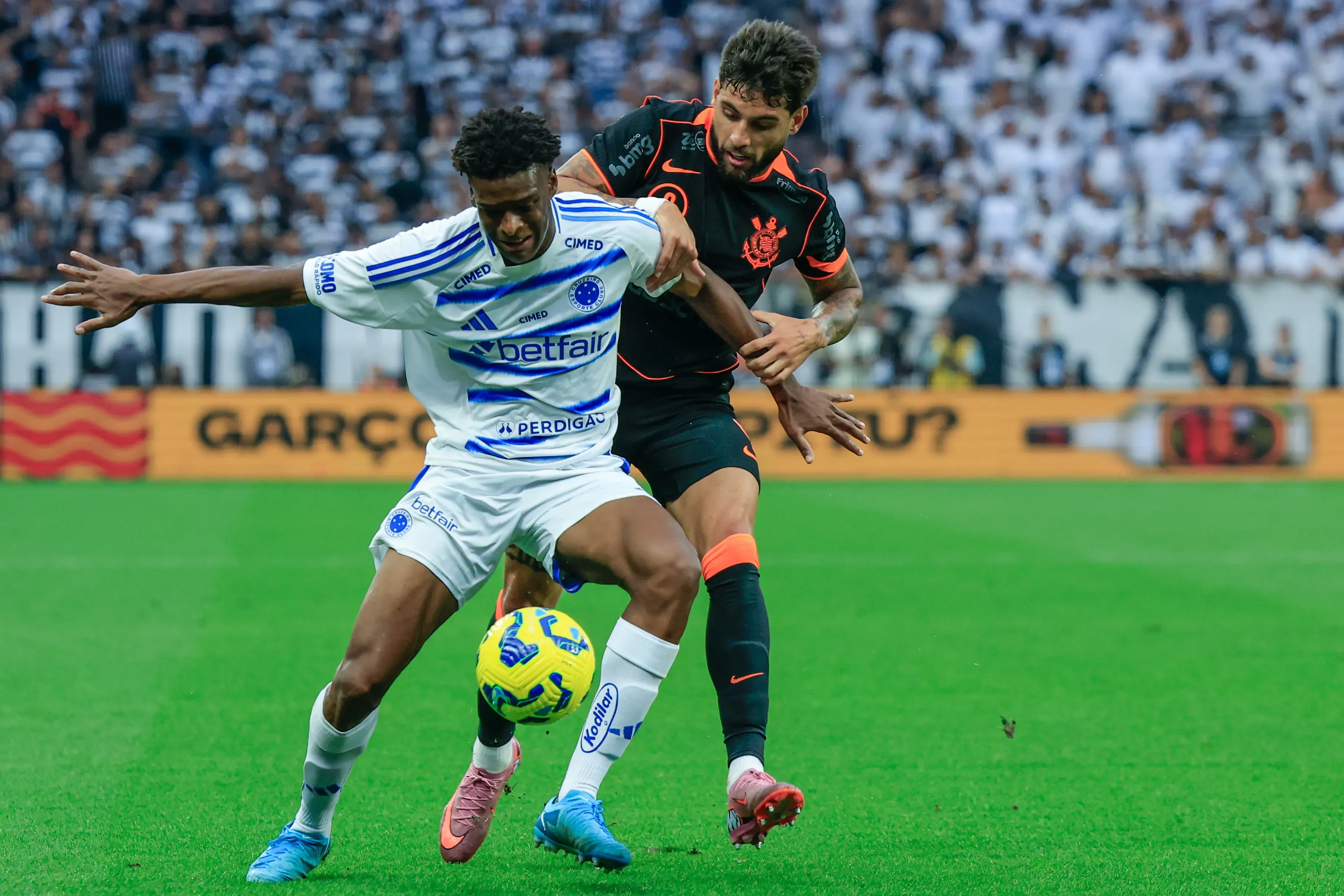 Yuri Alberto jogador do Corinthians disputa lance com Jonathan Jesus jogador do Cruzeiro durante partida no estadio Arena Corinthians pelo campeonato Copa Do Brasil 2025. Foto: Marcello Zambrana/AGIF