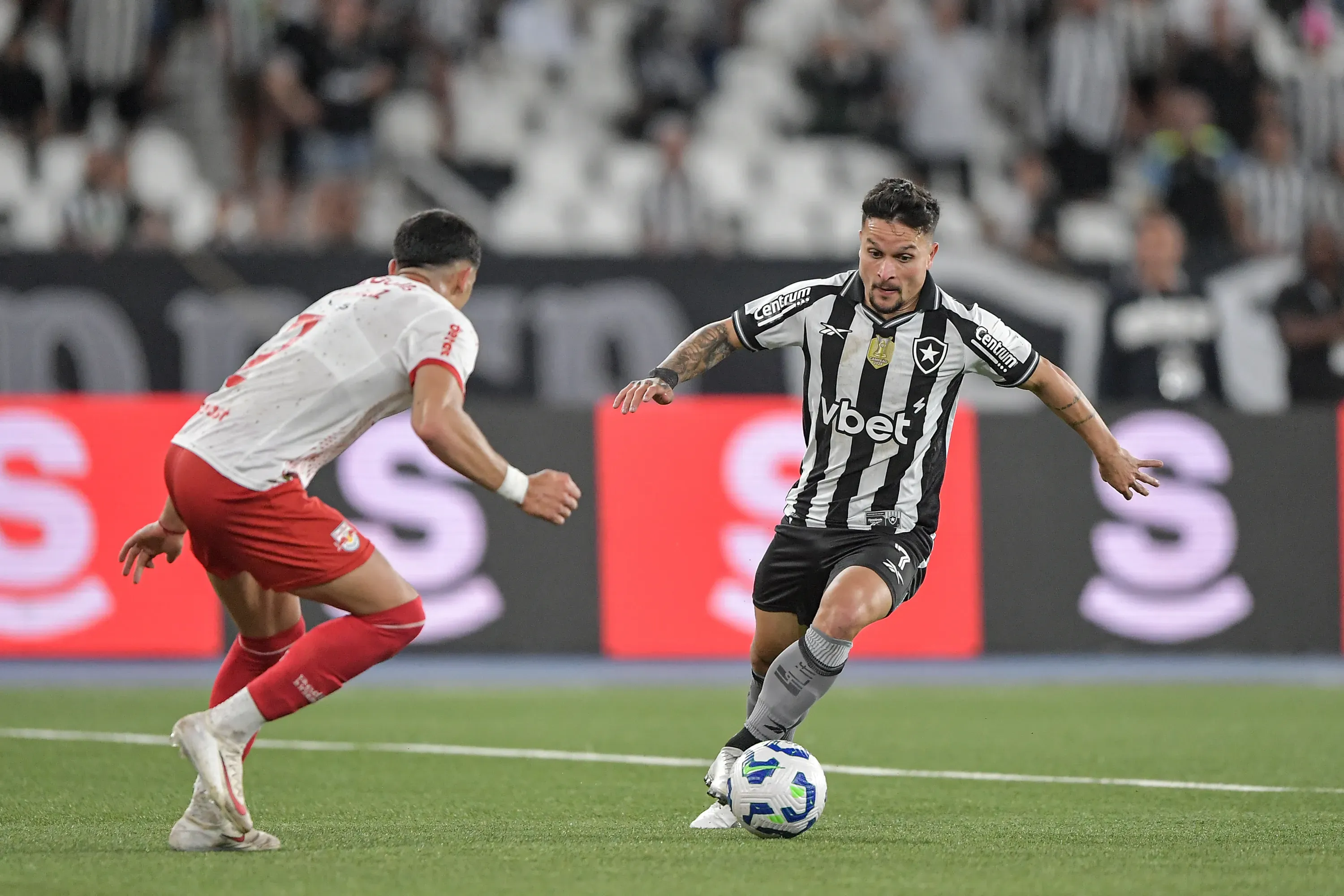 Artur, jogador do Botafogo, durante partida contra o Bragantino – Foto: Thiago Ribeiro/AGIF