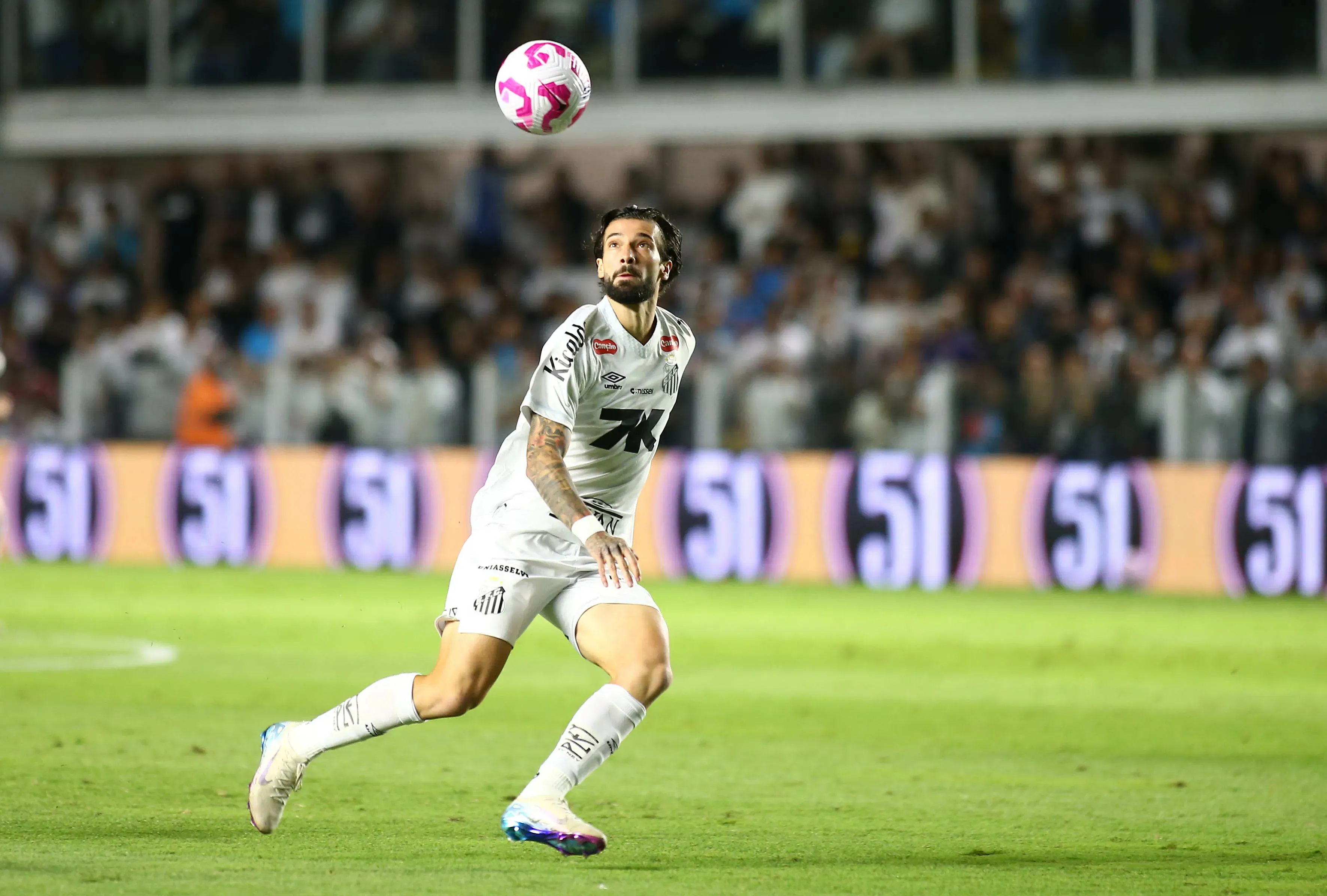 Lautaro Diaz, jogador do Santos, durante partida contra o Vitória – Foto: Mauricio De Souza/AGIF