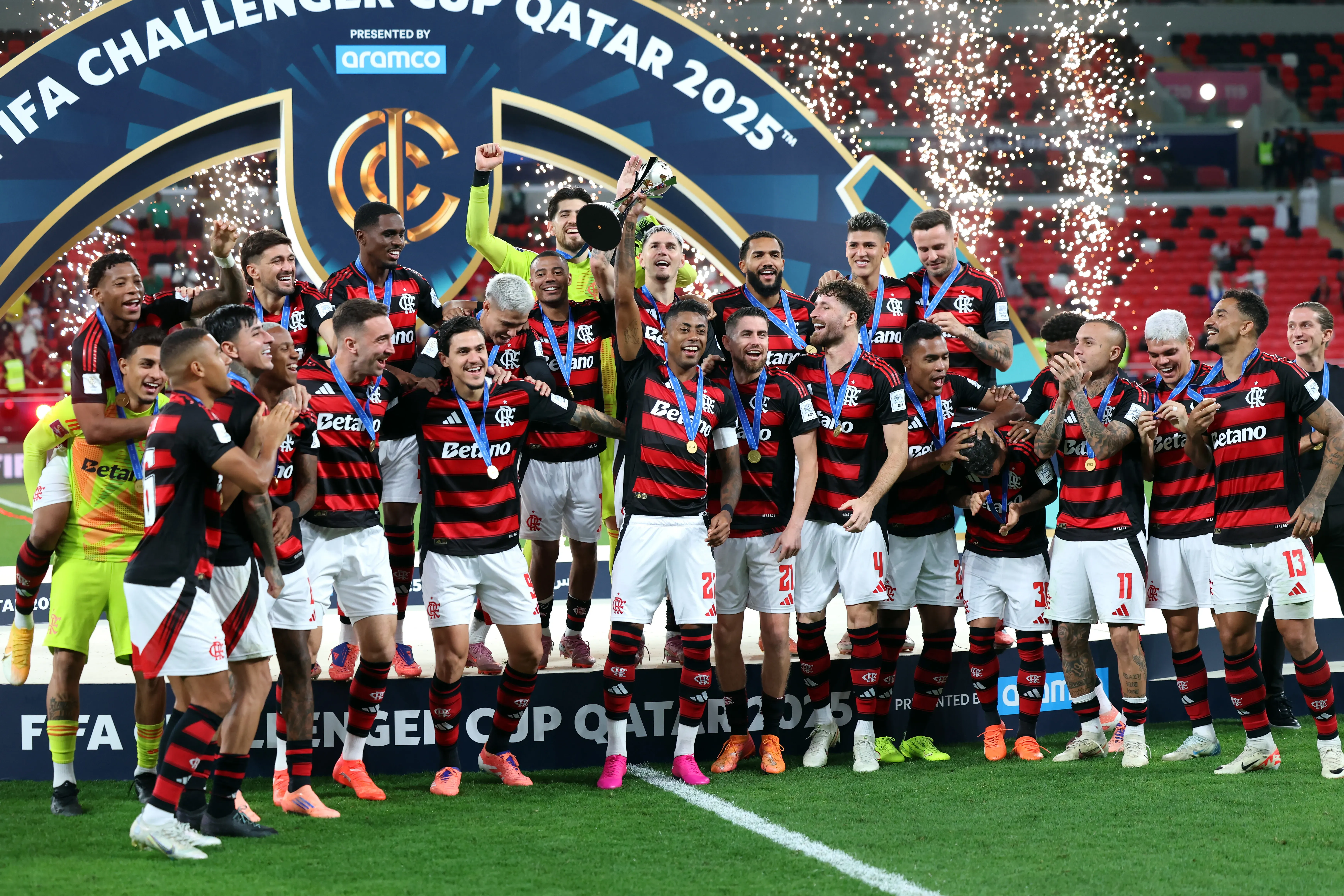 Bruno Henrique, do CR Flamengo, ergue o troféu após a vitória na partida da FIFA Challenger Cup 2025 entre CR Flamengo e Pyramids FC, no Estádio Ahmad Bin Ali, em 13 de dezembro de 2025, em Doha, Catar. (Foto: Getty Images/Getty Images)
