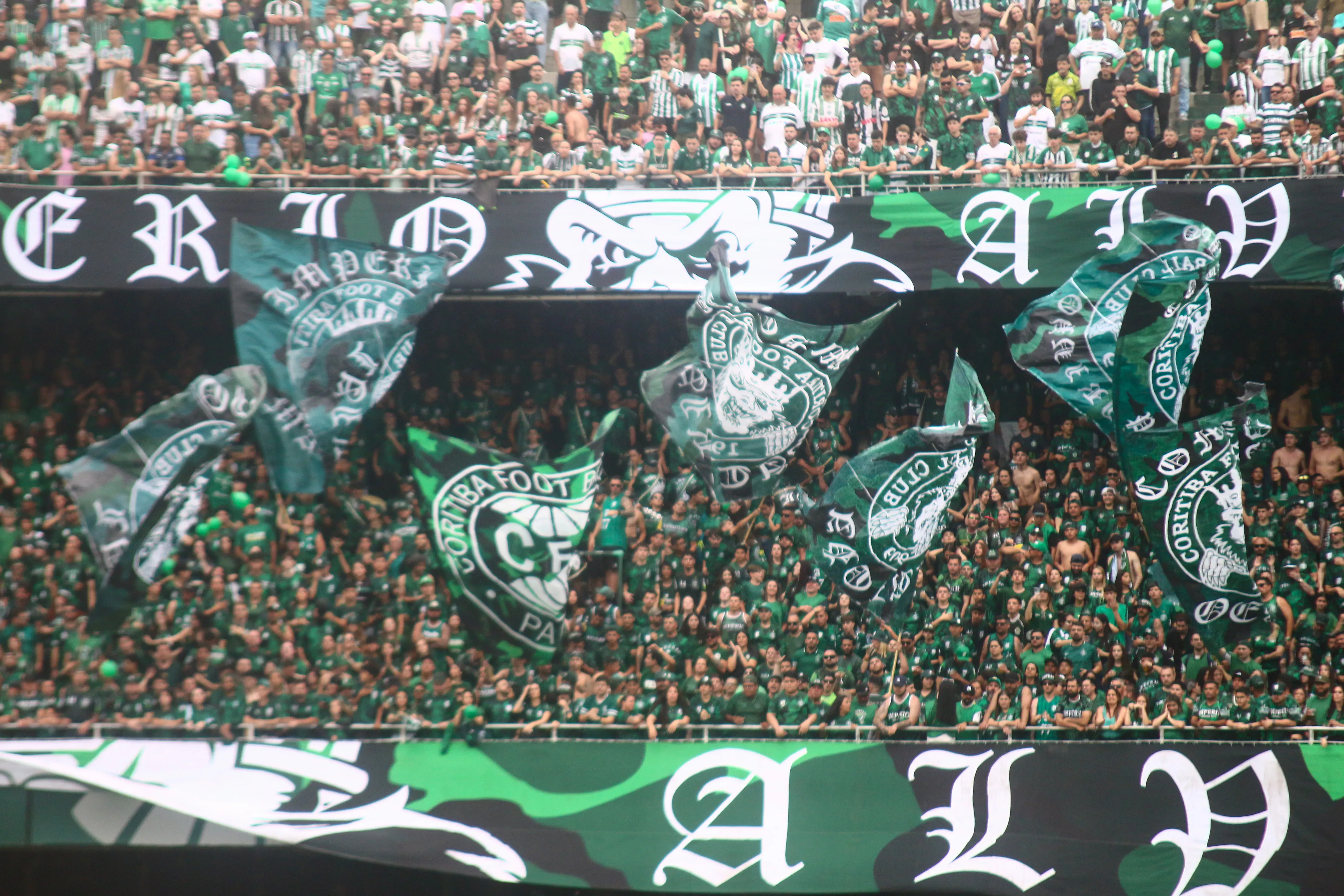 PR – CURITIBA – 15/11/2025 – BRASILEIRO B 2025, CORITIBA X ATHLETIC CLUB – Torcida durante partida entre Coritiba e Athletic Club no estadio Couto Pereira pelo campeonato Brasileiro B 2025. Foto: Gabriel Machado/AGIF