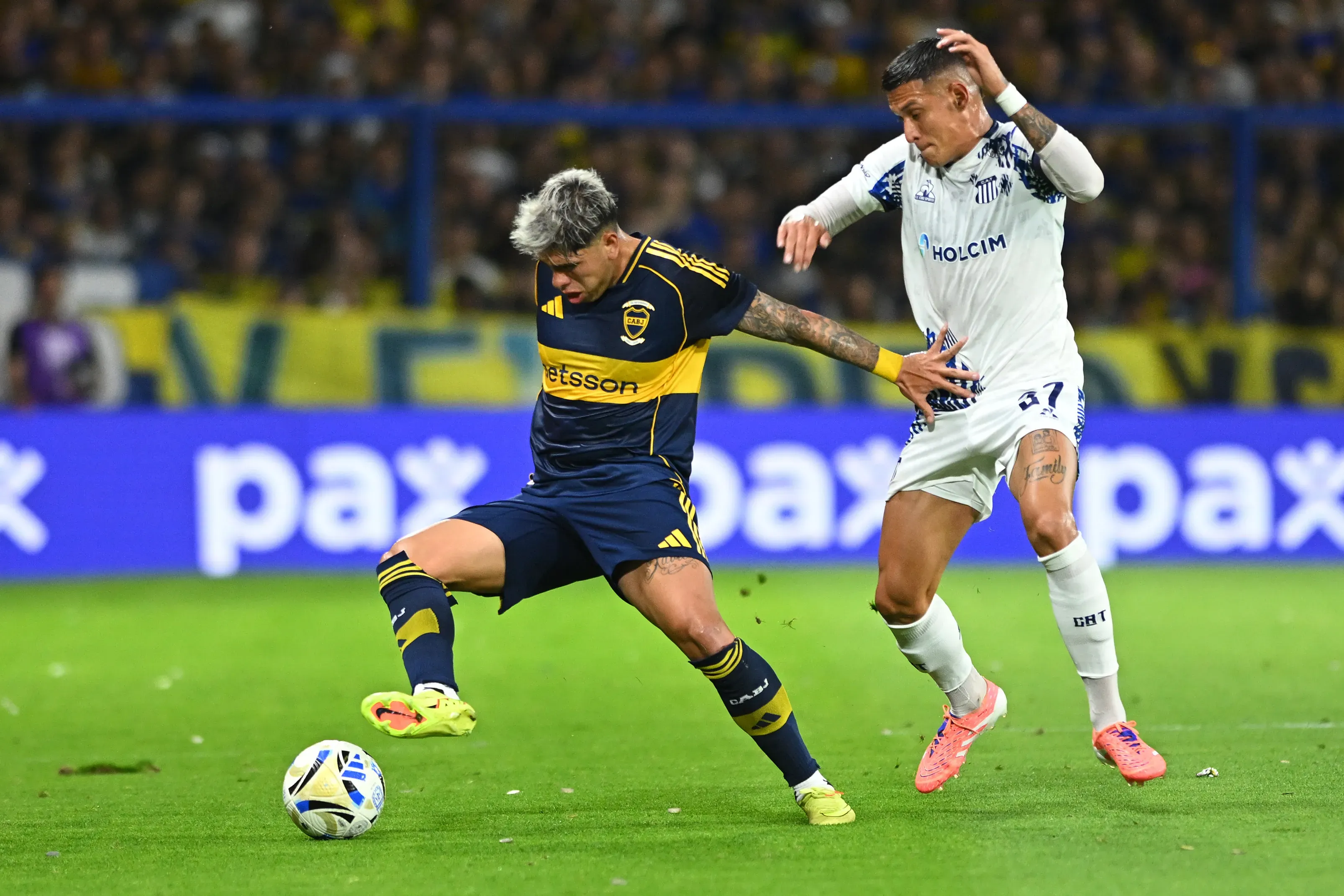 BUENOS AIRES, ARGENTINA – NOVEMBER 23:Carlos Palacios of Boca Juniors fights for the ball with Juan Portilla of Talleres during a Round Of 16 Torneo Clausura Betano match between Boca Juniors and Talleres 2025 at Estadio Alberto J. Armando on November 23, 2025 in Buenos Aires, Argentina. (Photo by Rodrigo Valle/Getty Images)