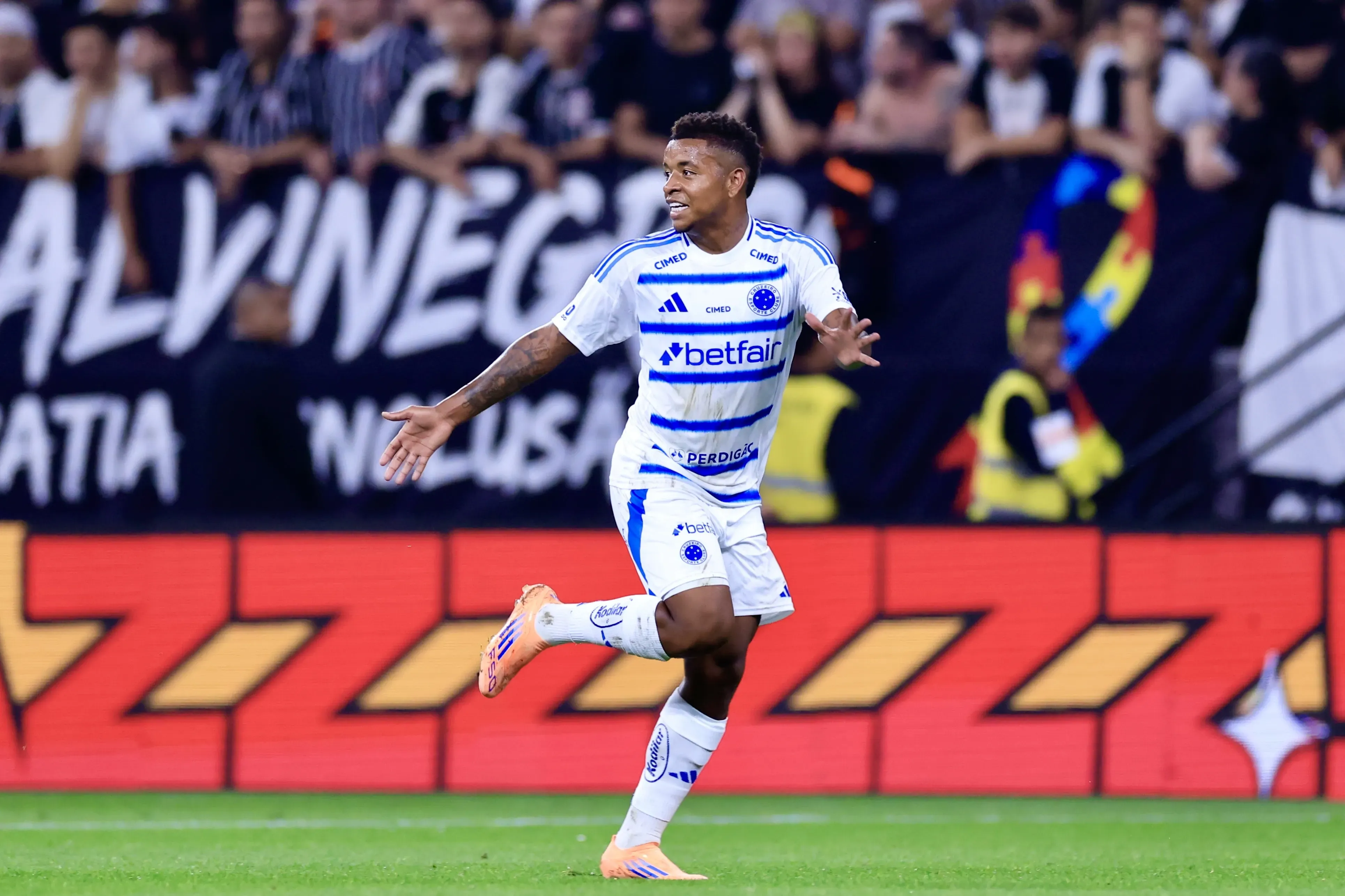 Arroyo Jr. jogador do Cruzeiro comemora seu gol durante partida contra o Corinthians no estadio Arena Corinthians pelo campeonato Copa Do Brasil 2025. Foto: Marcello Zambrana/AGIF