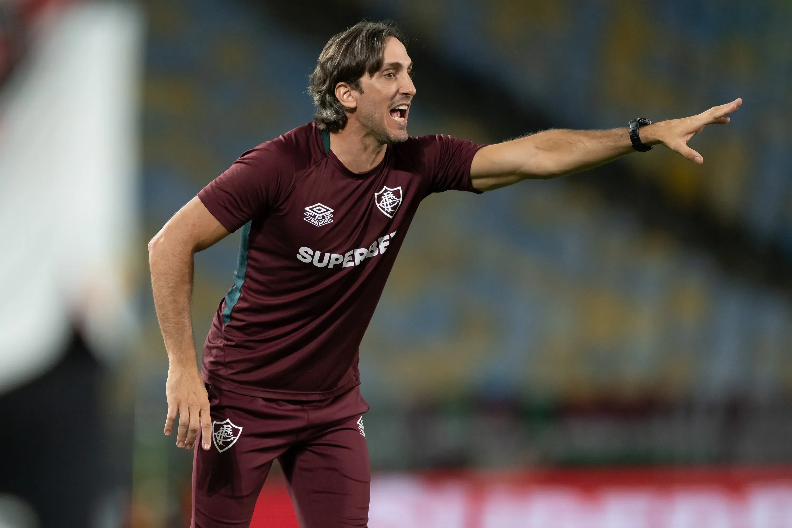 Luis Zubeldía comandando o Fluminense – Foto: Jorge Rodrigues/AGIF