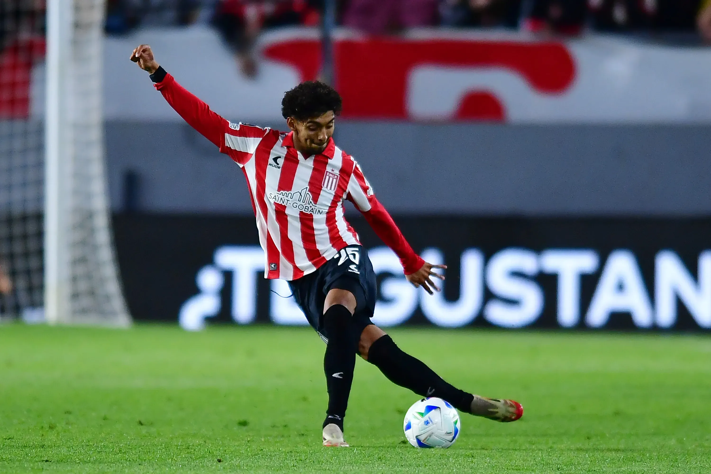 Cristian Medina atuando no Estudiantes em 2025 – (Photo by Marcelo Endelli/Getty Images)