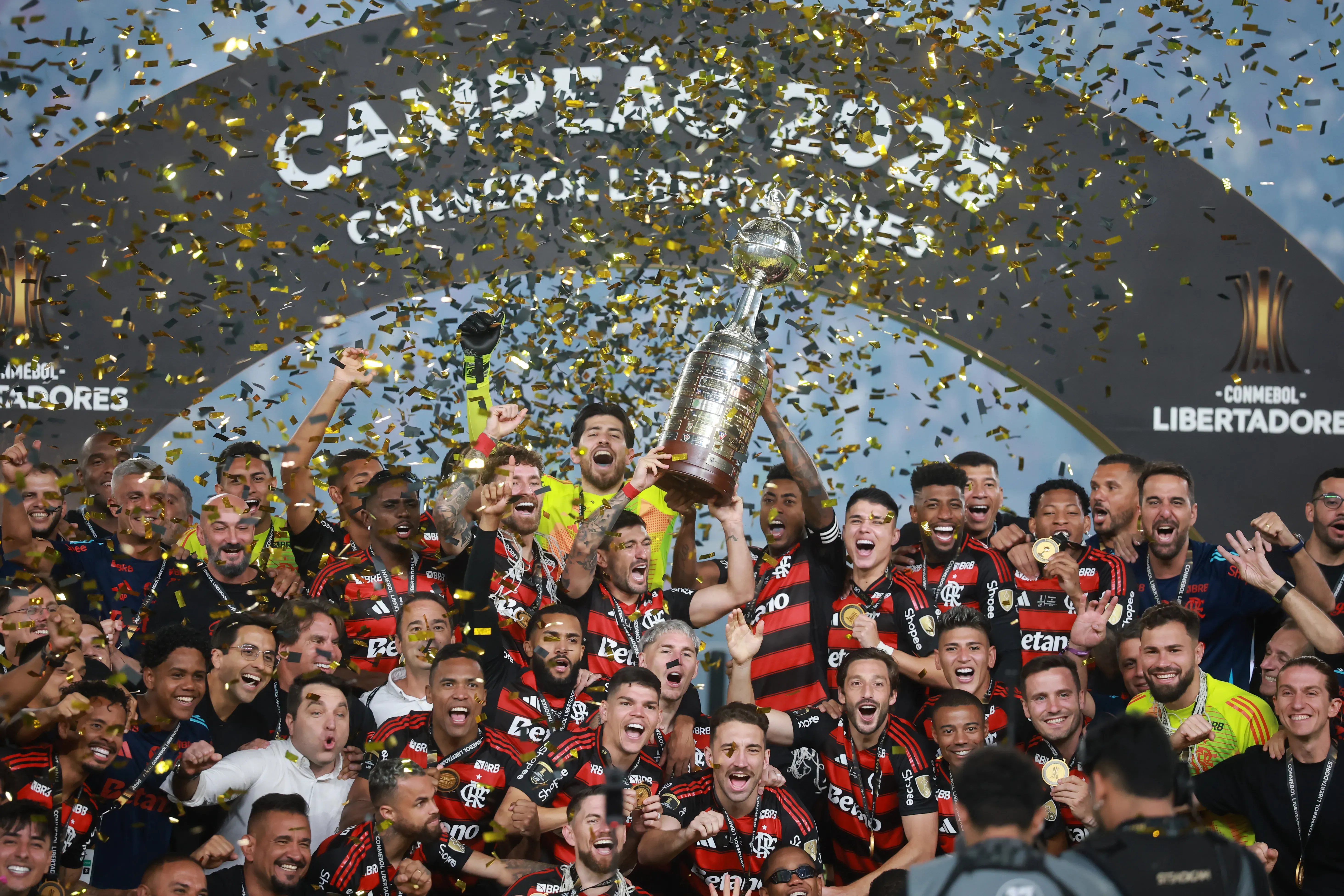 Giorgian de Arrascaeta and Bruno Henrique of Flamengo lift the Champion’s trophy after winning the the 2025 Copa CONMEBOL Libertadores Final match between Palmeiras and Flamengo at Estadio Monumental on November 29, 2025 in Lima, Peru. (Photo by Hector Vivas/Getty Images)