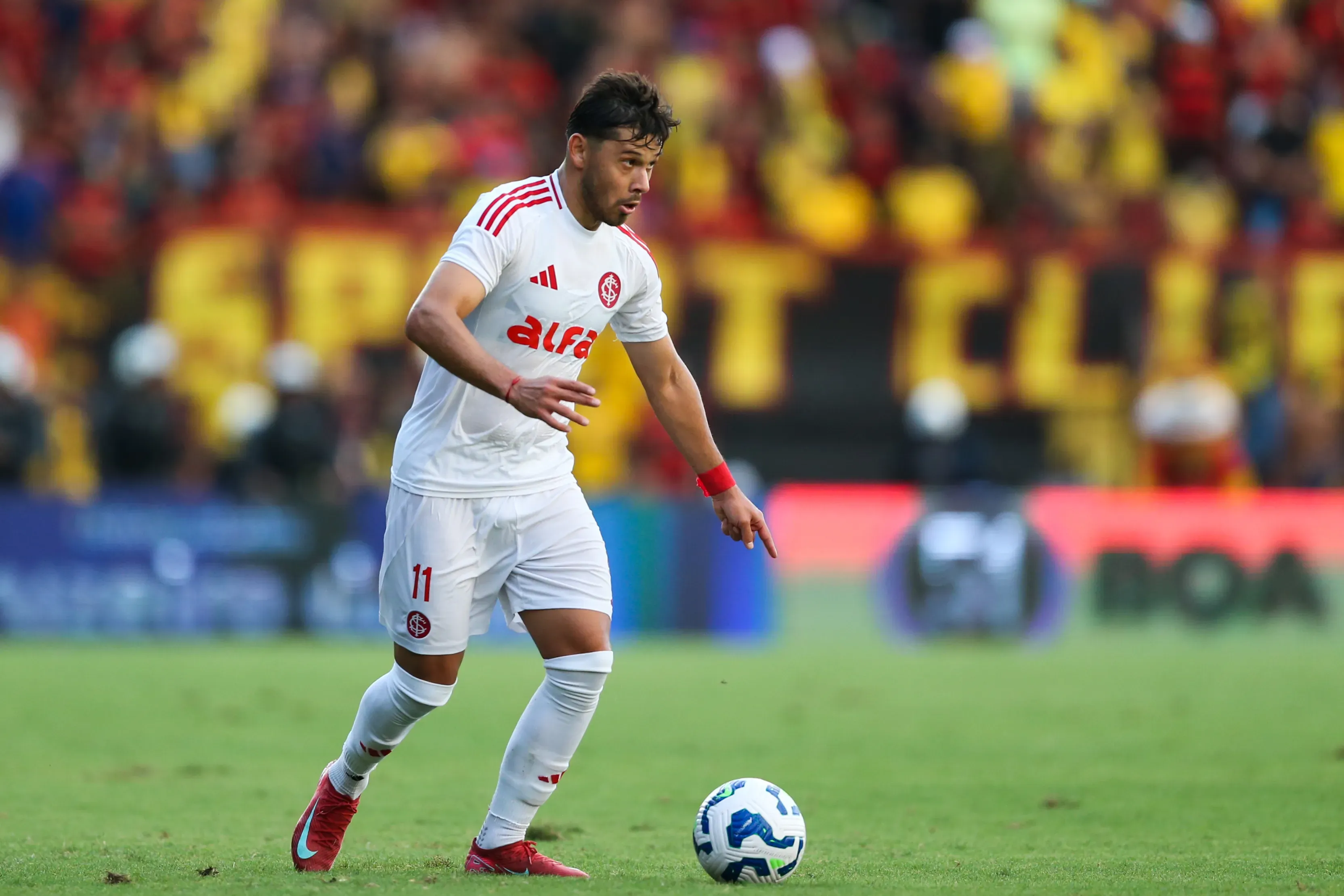 Oscar Romero, jogador do Internacional, durante a partida entre Sport – Foto: Marlon Costa/AGIF