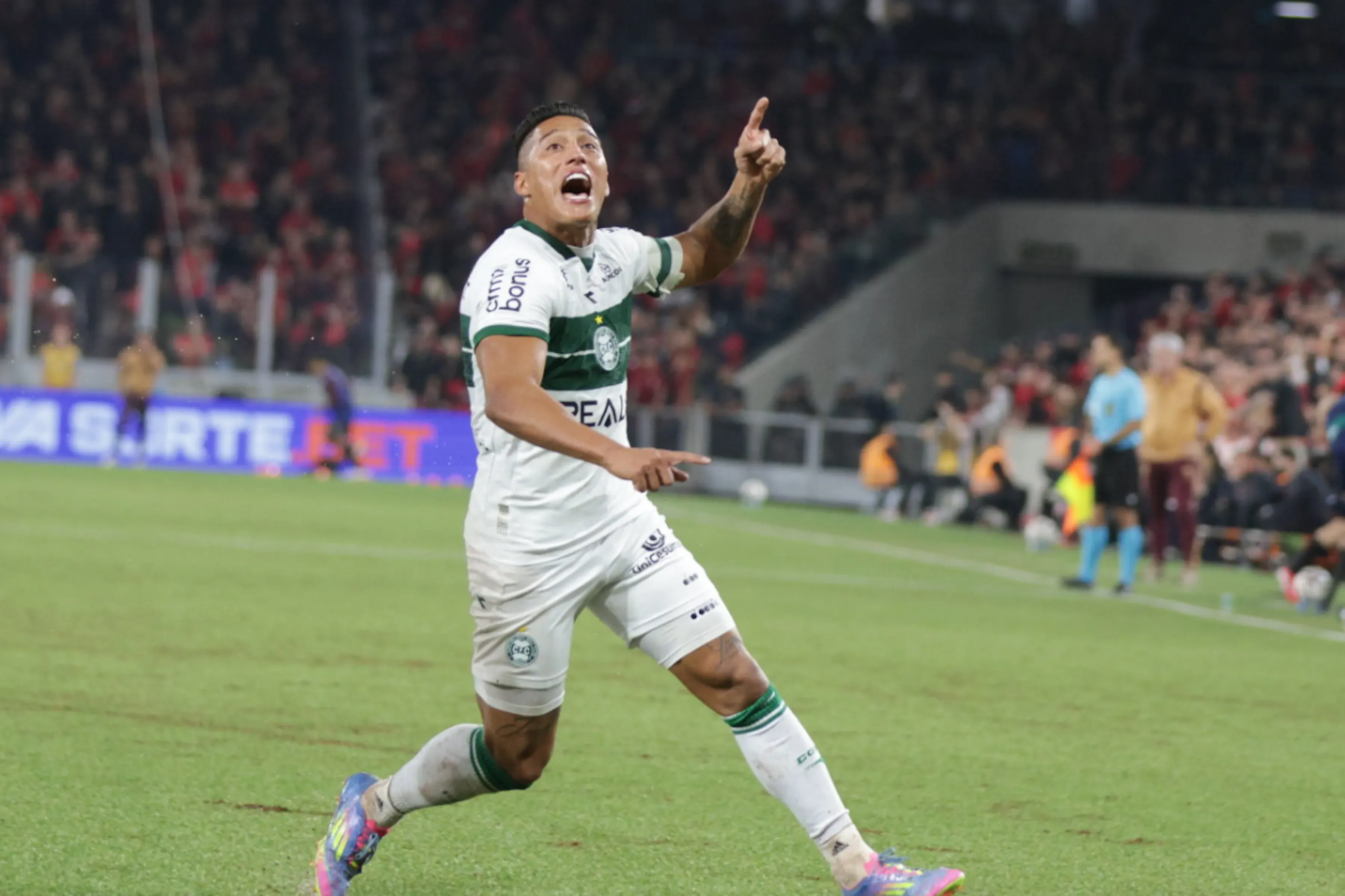 Sebastian Gomez jogador do Coritiba comemora seu gol durante partida contra o Athletico-PR no estadio Arena da Baixada pelo campeonato Brasileiro B 2025. Foto: Robson Mafra/AGIF