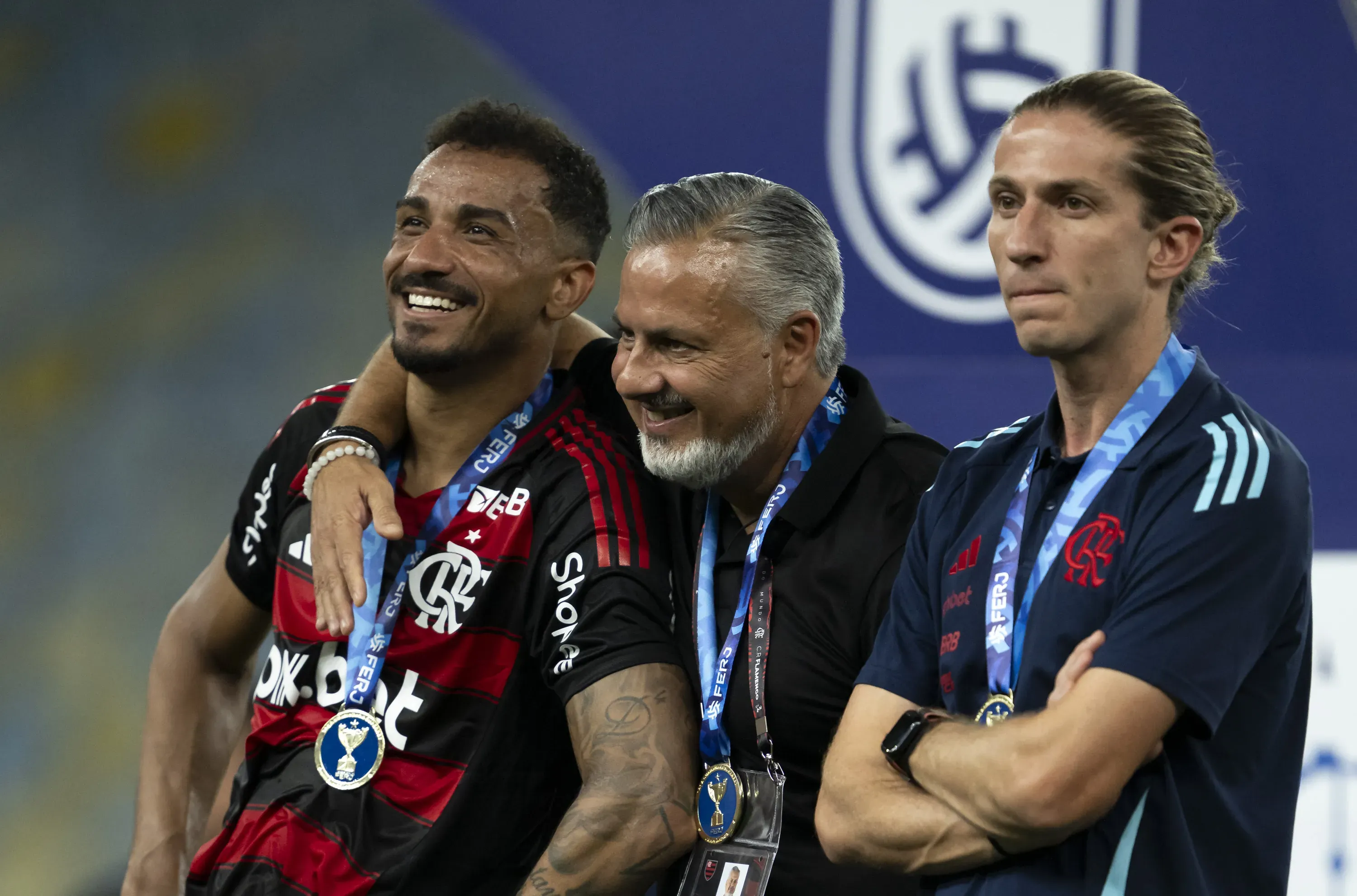 RJ – RIO DE JANEIRO – 22/02/2025 – CARIOCA 2025, FLAMENGO X MARICA – Danilo jogador do Flamengo comemora titulo com Jose Boto diretor de futebol e Filipe Luis tecnico da sua equipe apos partida contra o Marica no estadio Maracana pelo campeonato Carioca 2025. Foto: Jorge Rodrigues/AGIF