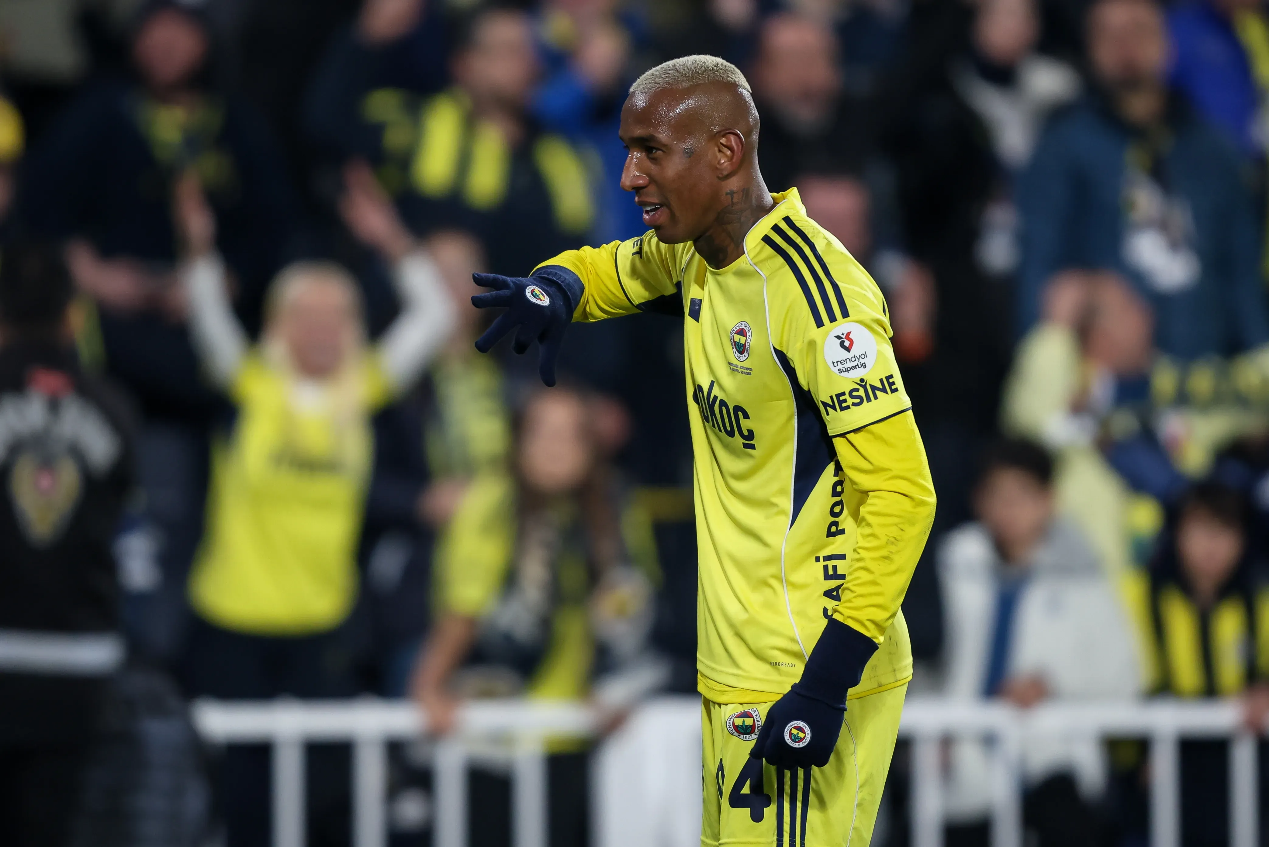 Anderson Talisca, do Fenerbahçe, comemora após marcar o segundo gol de sua equipe durante a partida da Trendyol Süper Lig entre Fenerbahçe SK e Konyaspor, no Estádio Ülker Şükrü Saracoğlu, em Istambul, Turquia, em 15 de dezembro de 2025. (Foto de Ahmad Mora/Getty Images)