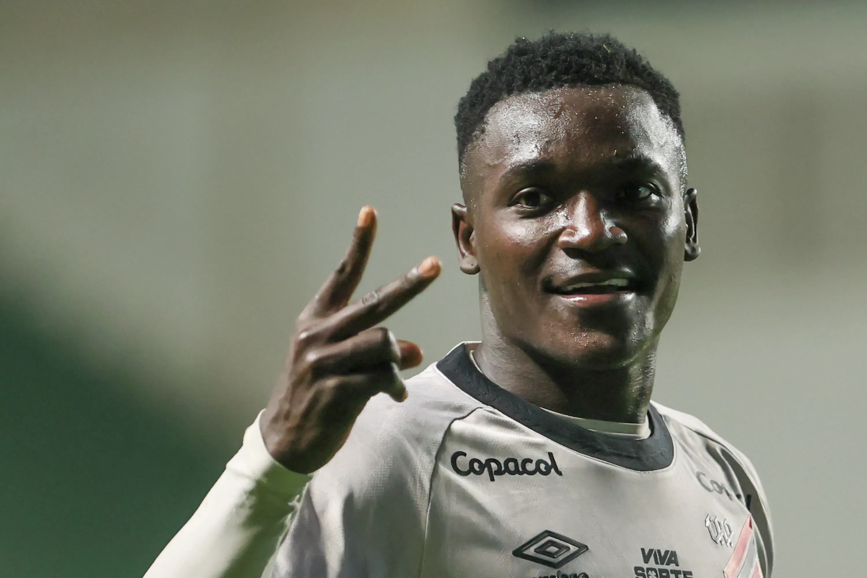 MG – BELO HORIZONTE – 27/07/2025 – BRASILEIRO B 2025, AMERICA-MG X ATHLETICO-PR – Viveros jogador do Athletico-PR comemora seu gol durante partida contra o America-MG no estadio Independencia pelo campeonato Brasileiro B 2025. Foto: Gilson Lobo/AGIF