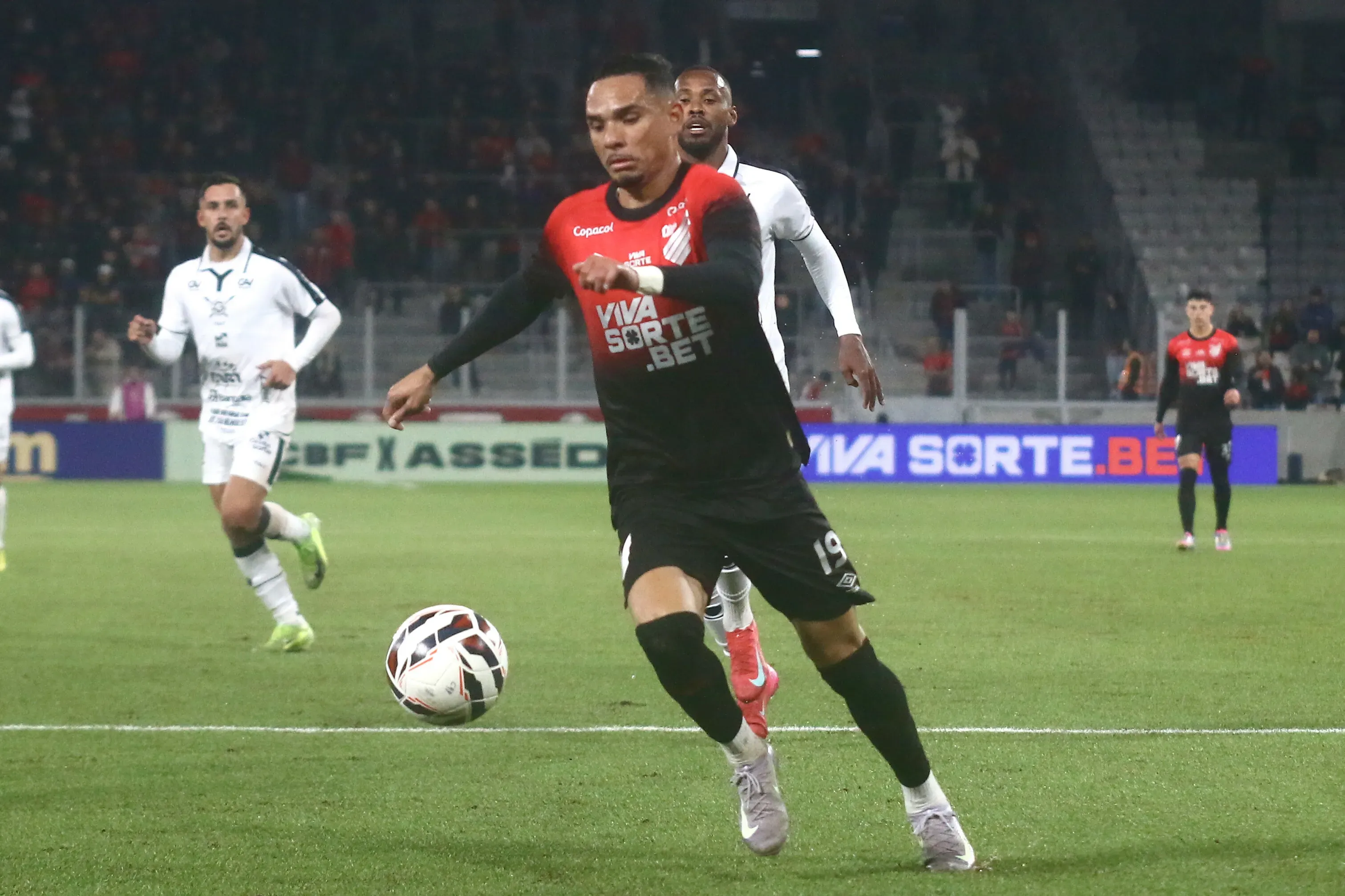 PR – CURITIBA – 14/06/2025 – BRASILEIRO B 2025, ATHLETICO-PR X REMO – Luiz Fernando jogador do Athletico-PR durante partida contra o Remo no estadio Arena da Baixada pelo campeonato Brasileiro B 2025. Foto: Gabriel Machado/AGIF