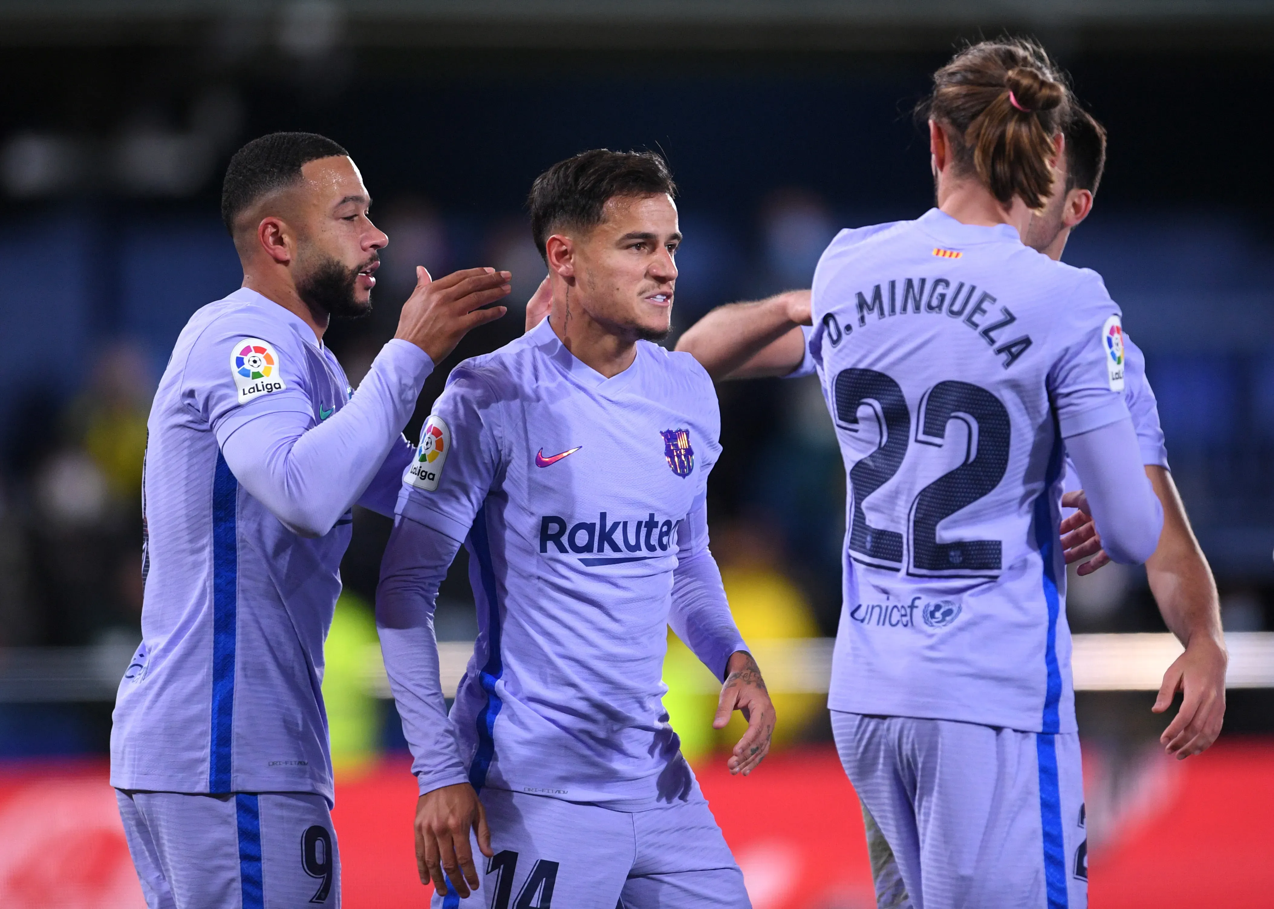 Coutinho comemora seu gol com companheiros de Barcelona. (Photo by Aitor Alcalde/Getty Images)