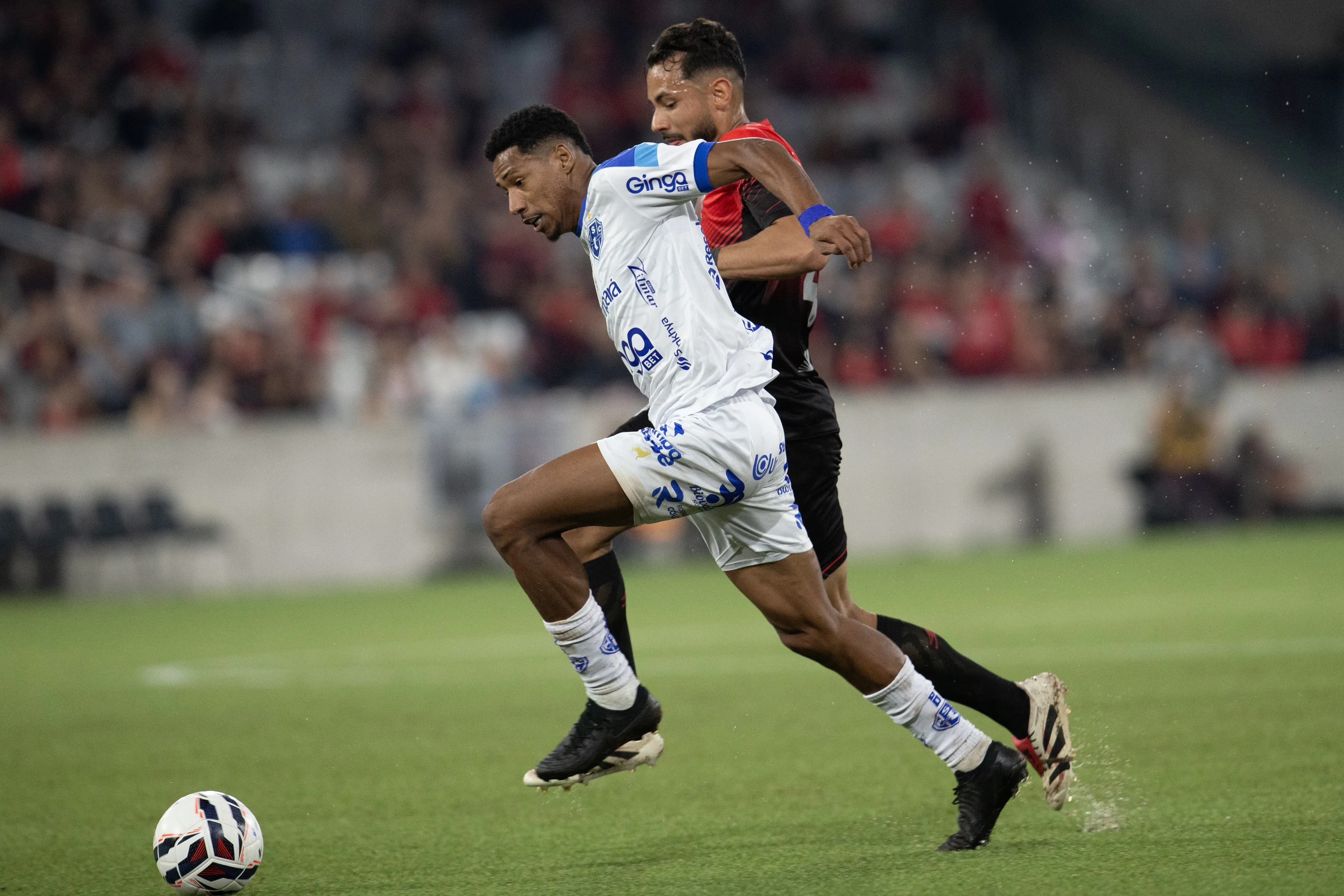 PR – CURITIBA – 03/08/2025 – BRASILEIRO B 2025, ATHLETICO-PR X PAYSANDU – Belezi jogador do Athletico-PR disputa lance com Mauricio Garcez jogador do Paysandu durante partida no estadio Arena da Baixada pelo campeonato Brasileiro B 2025. Foto: Hedeson Alves/AGIF