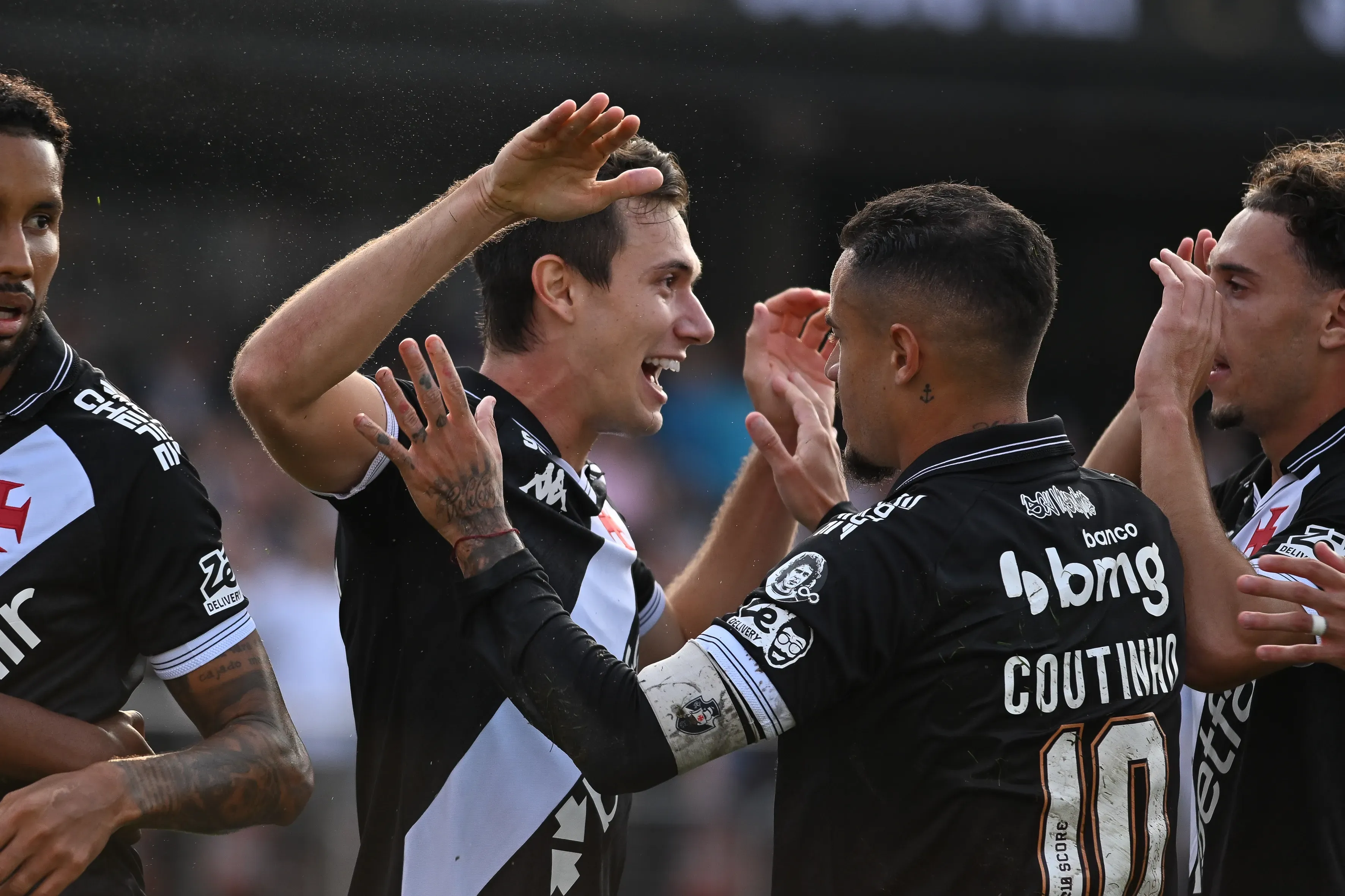 Lucas Piton jogador do Vasco comemora seu gol durante partida contra o Santos no estadio Morumbi pelo campeonato Brasileiro A 2025. Foto: Jota Erre/AGIF