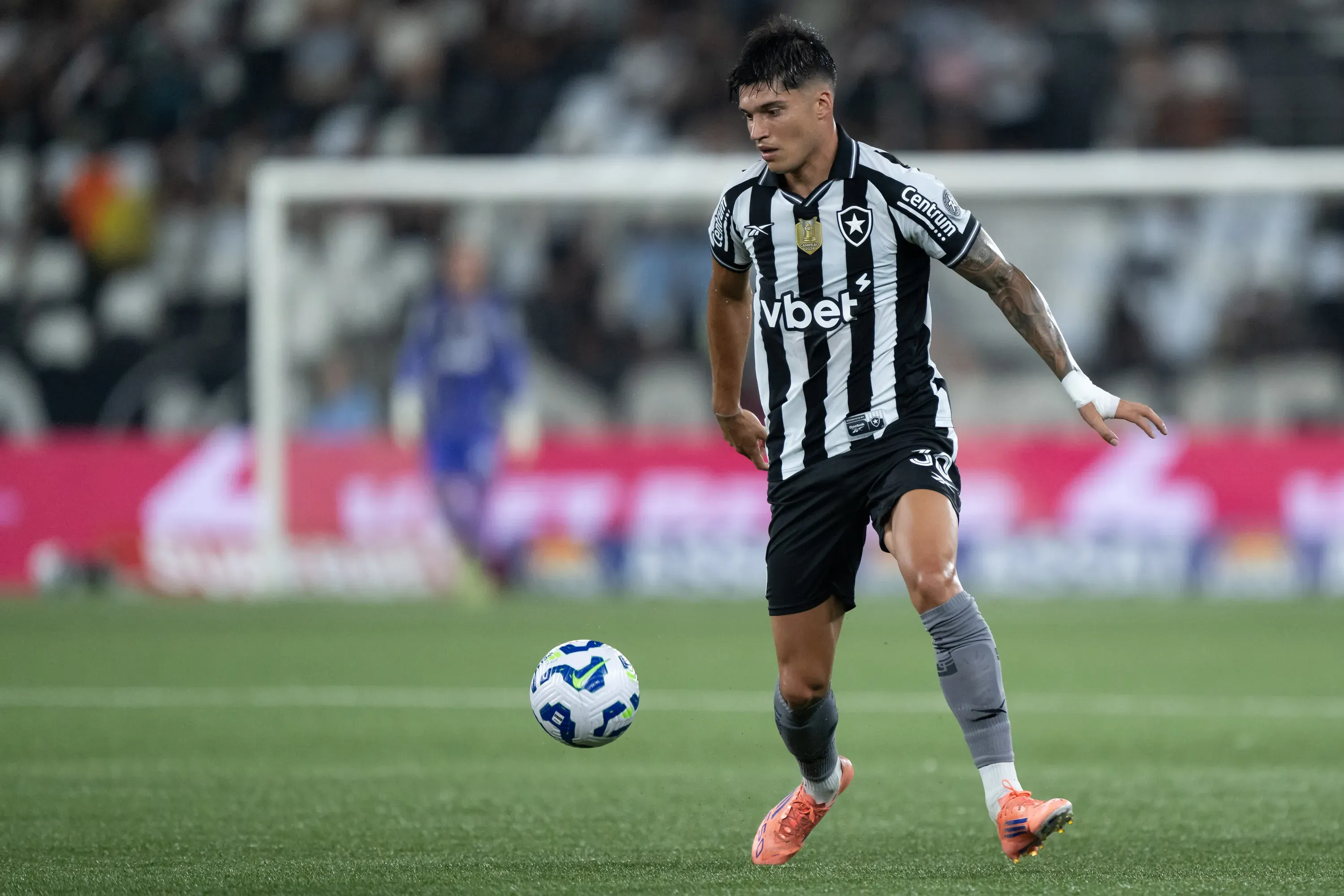 Joaquin Correa, jogador do Botafogo, durante partida contra o Vasco – Foto: Jorge Rodrigues/AGIF