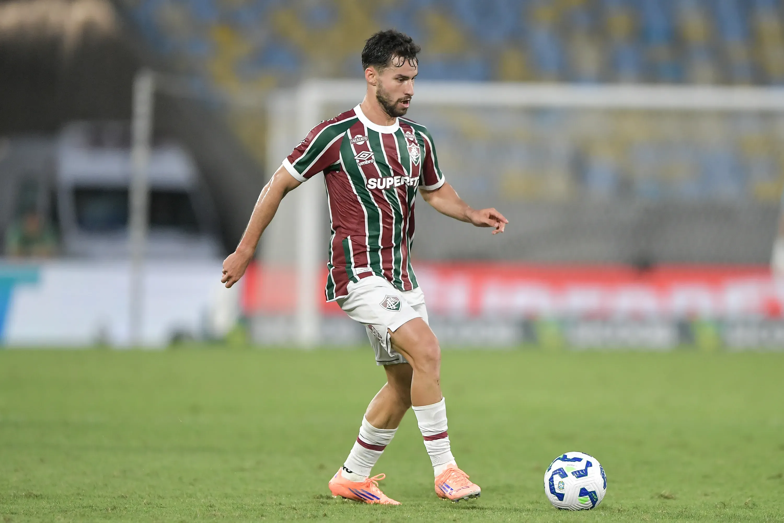 Martinelli, jogador do Fluminense, durante partida contra o Botafogo – Foto: Thiago Ribeiro/AGIF