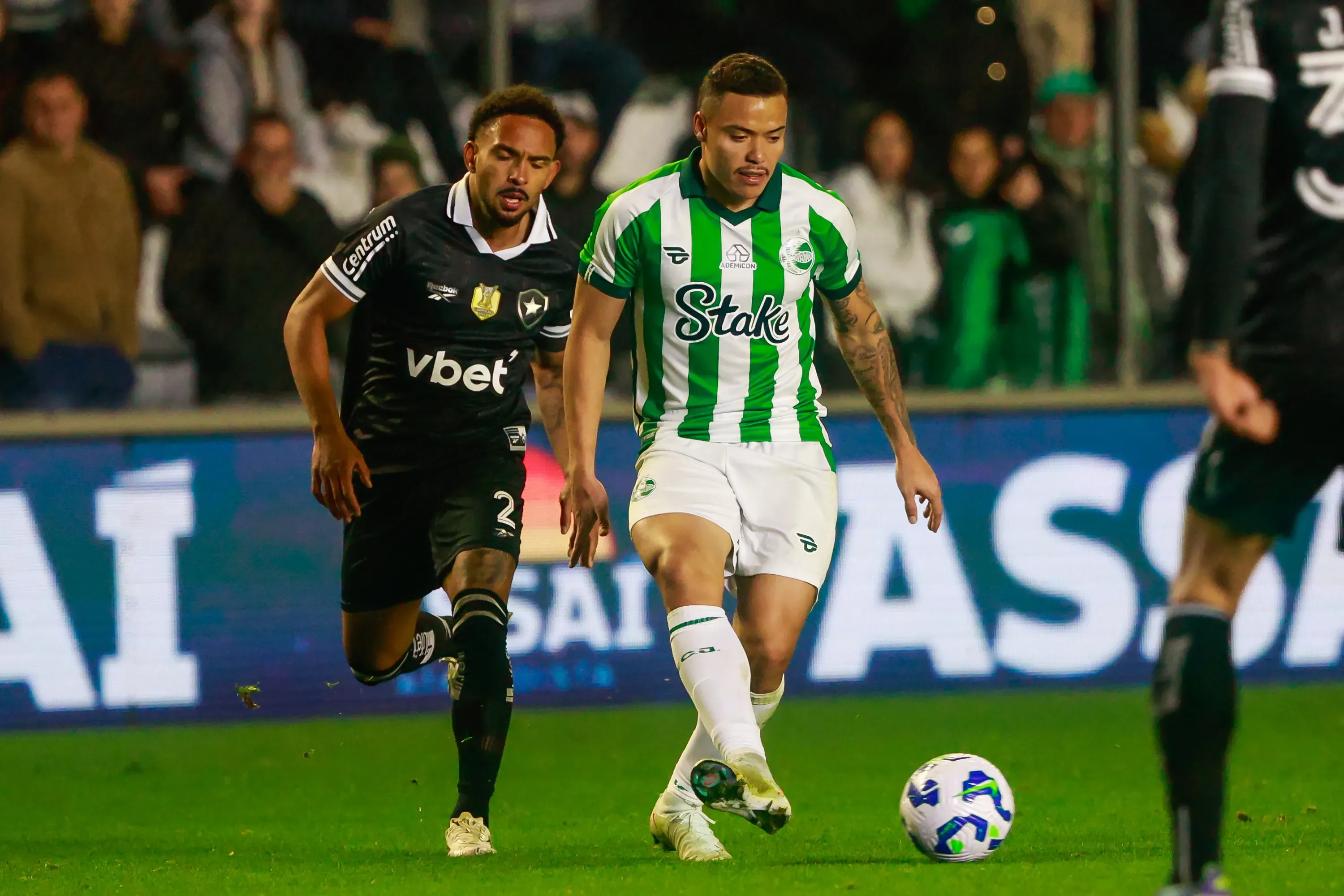 Mandaca, jogador do Juventude, durante partida contra o Botafogo – Foto: Luiz Erbes/AGIF