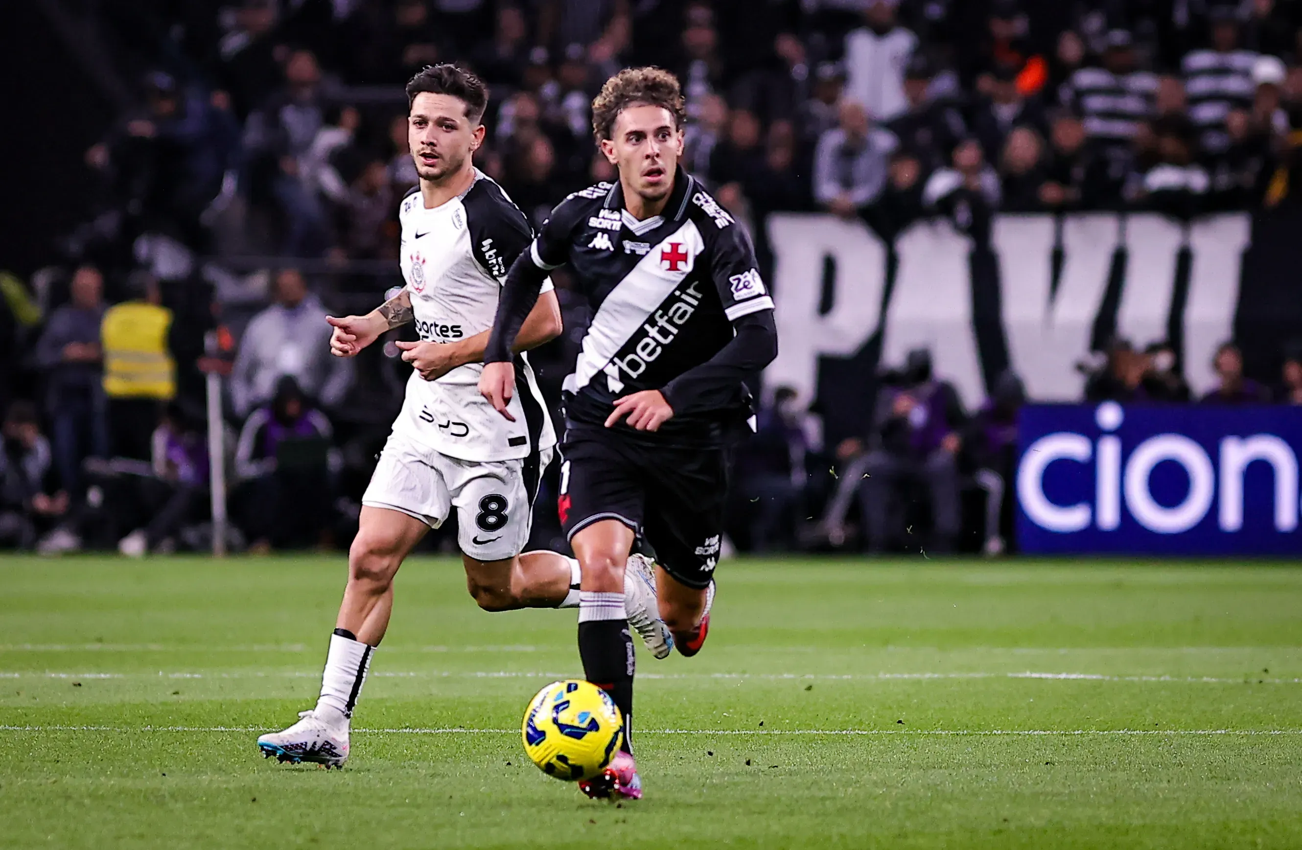 Rodrigo Garro jogador do Corinthians disputa lance com Nuno Moreira jogador do Vasco durante partida no estadio Arena Corinthians pelo campeonato Copa Do Brasil 2025. Foto: Fabio Giannelli/AGIF